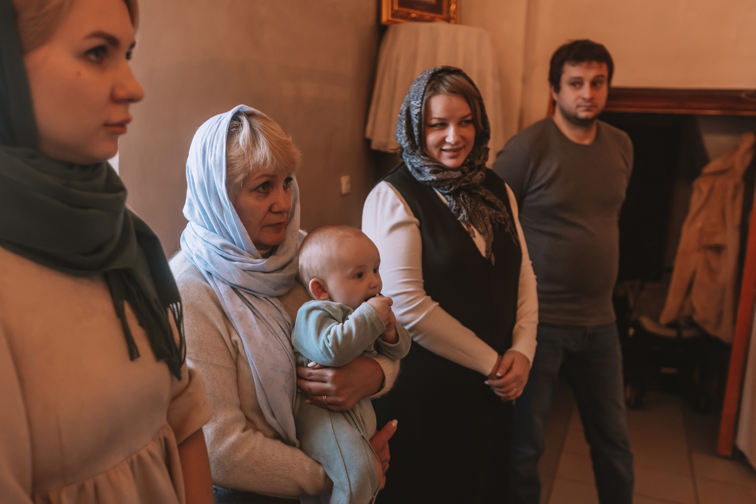 Крещение семакова. Семейный фотограф Тюмень, фотограф на роды Салмина Мария