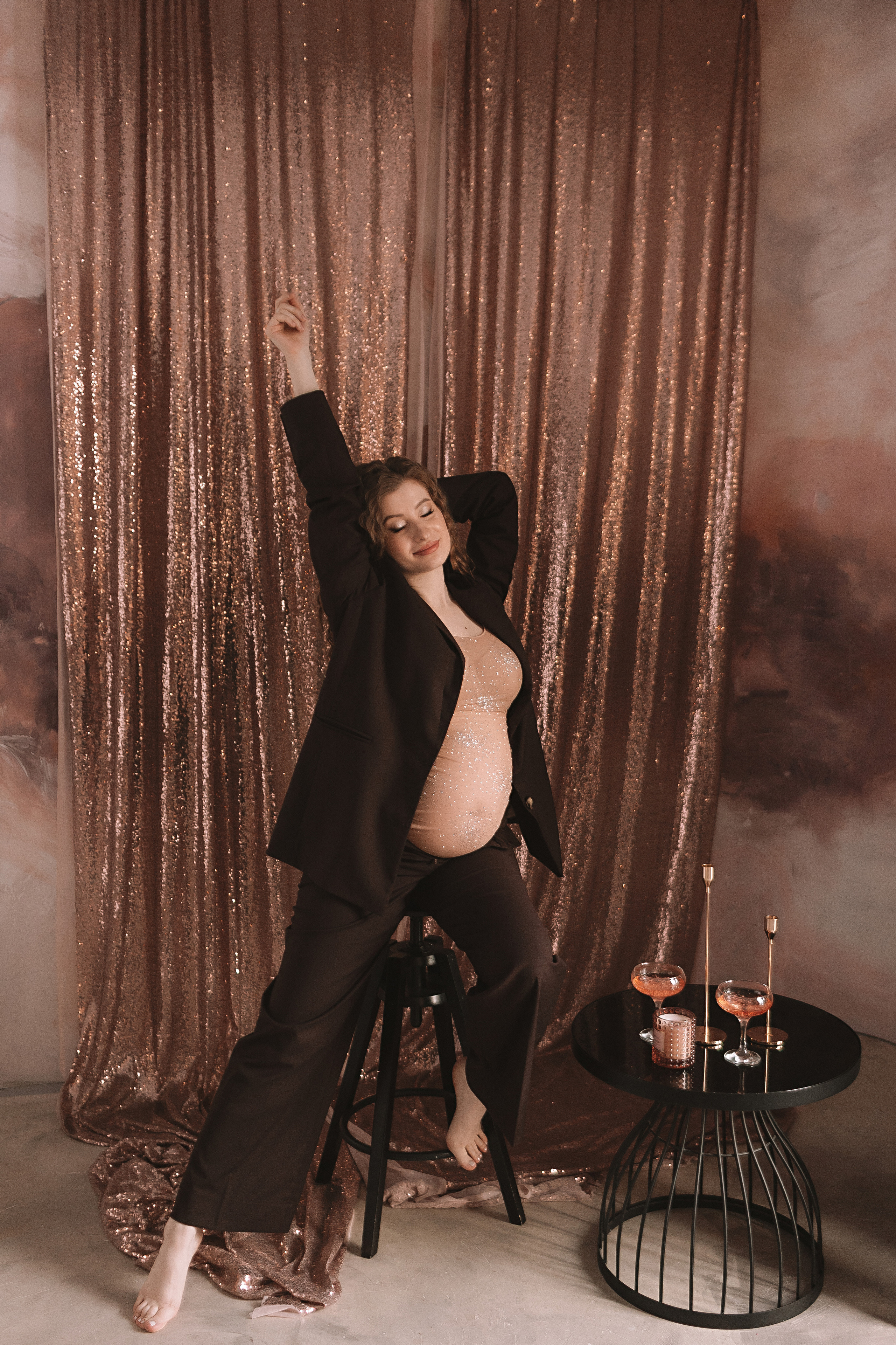 Беременность (фататум, циклорама и зал). Семейный фотограф Тюмень, фотограф на роды Салмина Мария