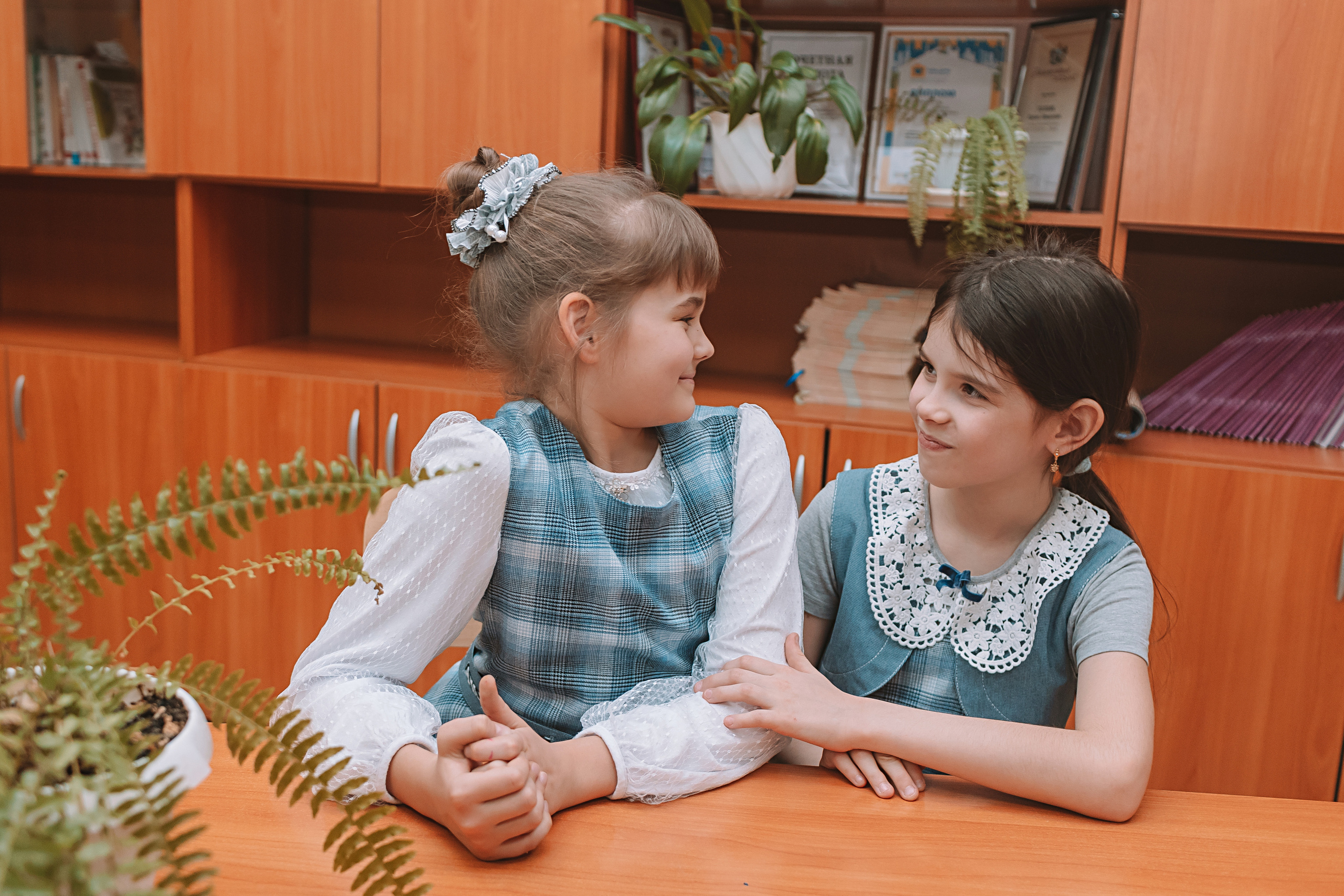 2 класс в школе. Семейный фотограф Тюмень, фотограф на роды Салмина Мария