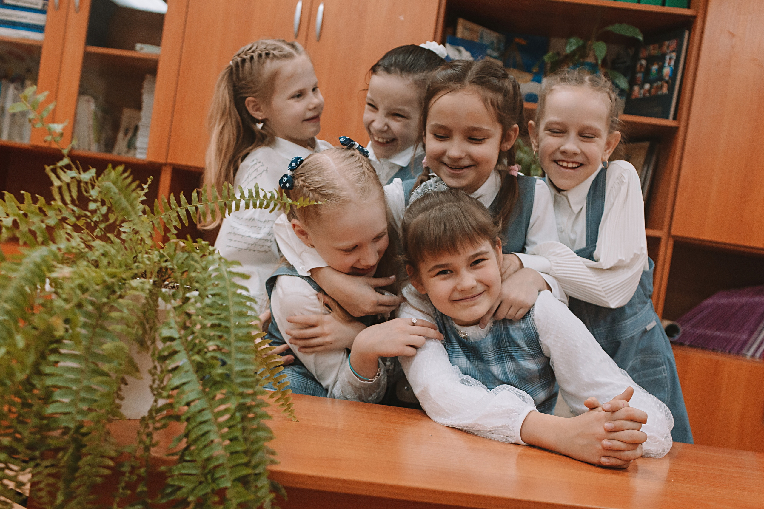 2 класс в школе. Семейный фотограф Тюмень, фотограф на роды Салмина Мария