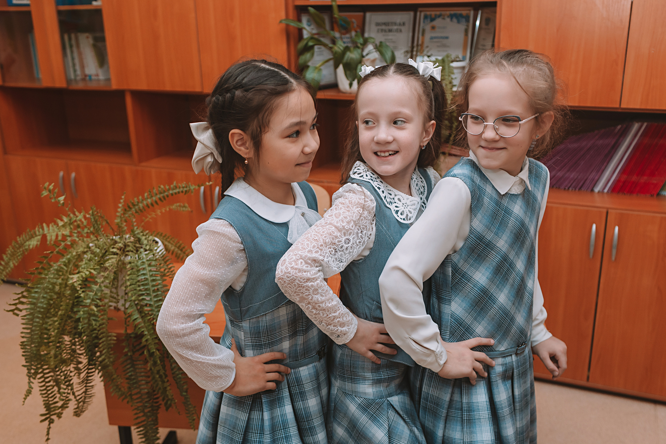 2 класс в школе. Семейный фотограф Тюмень, фотограф на роды Салмина Мария