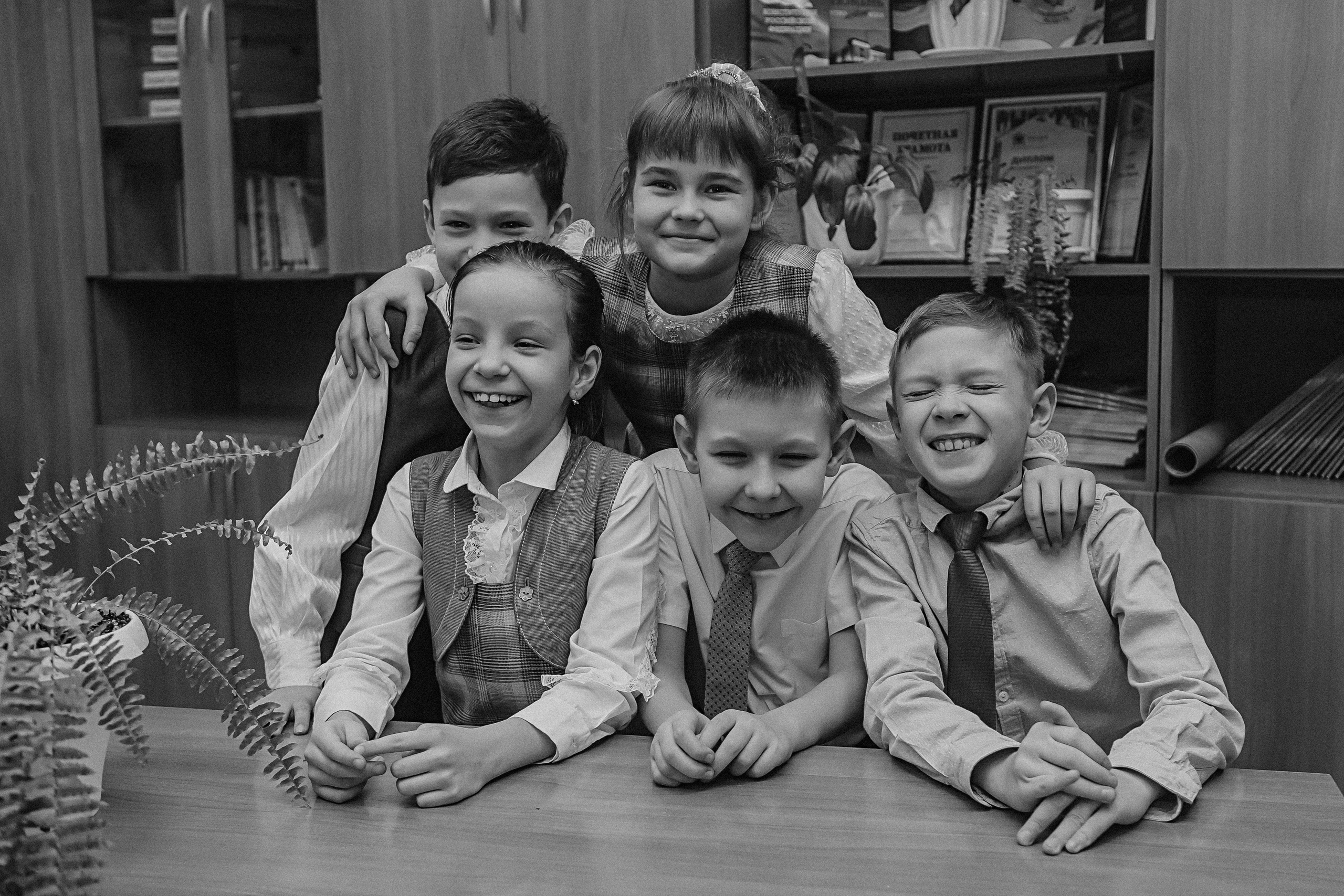 2 класс в школе. Семейный фотограф Тюмень, фотограф на роды Салмина Мария