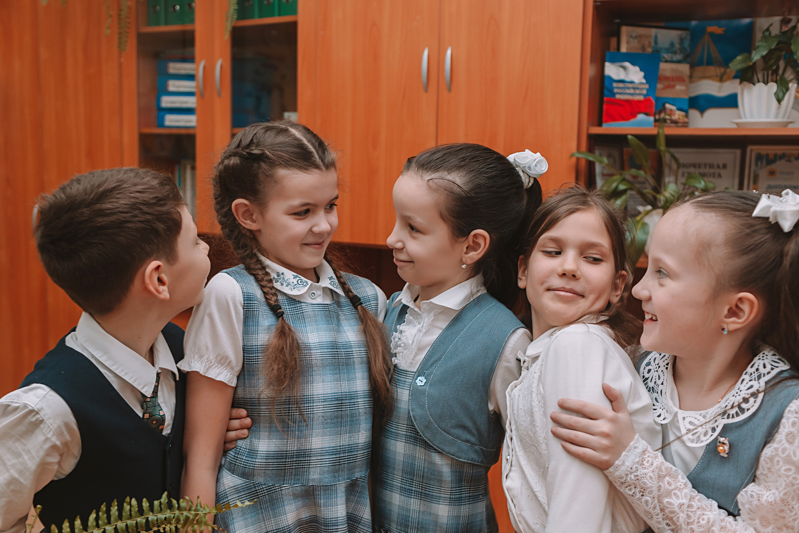 2 класс в школе. Семейный фотограф Тюмень, фотограф на роды Салмина Мария