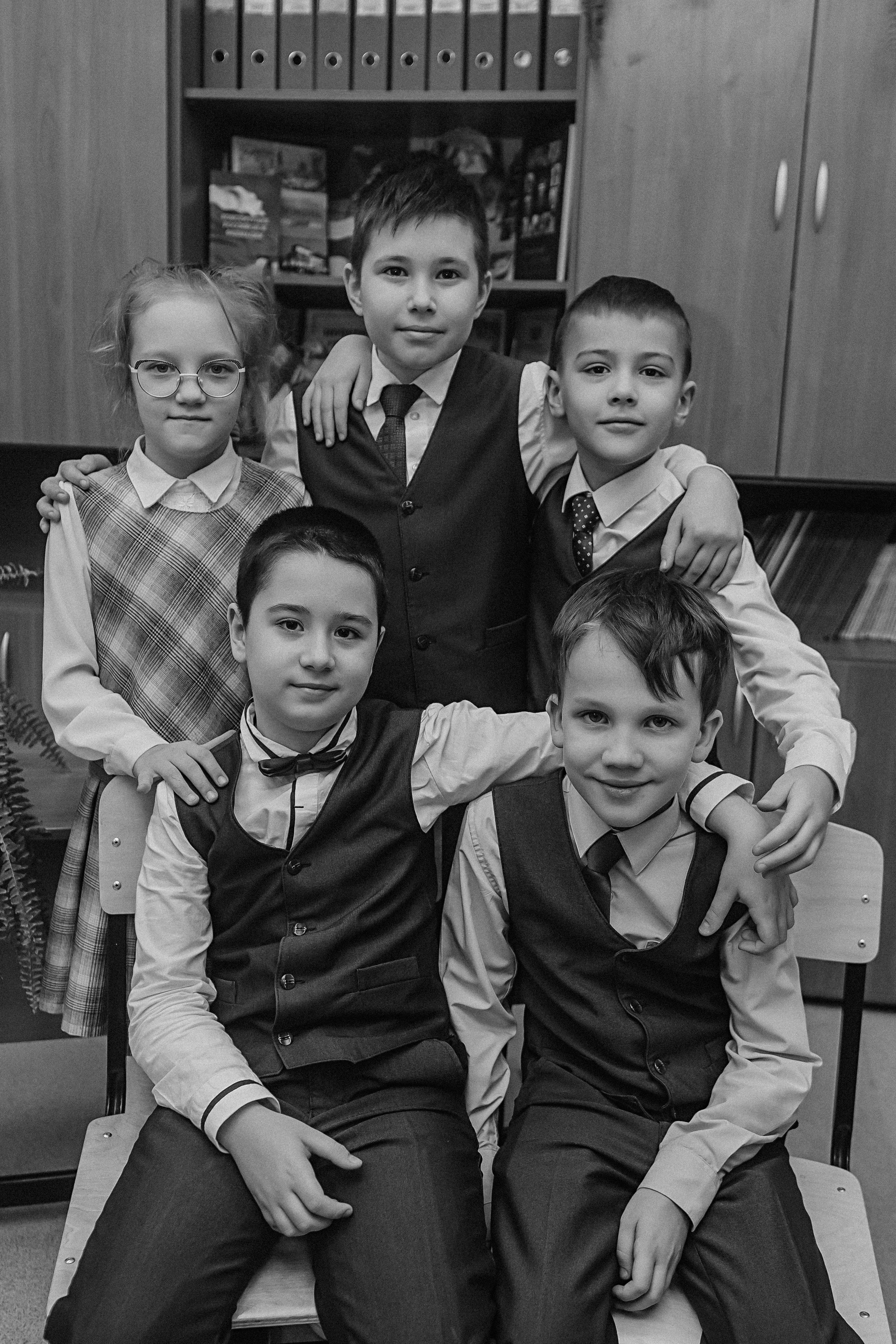 2 класс в школе. Семейный фотограф Тюмень, фотограф на роды Салмина Мария