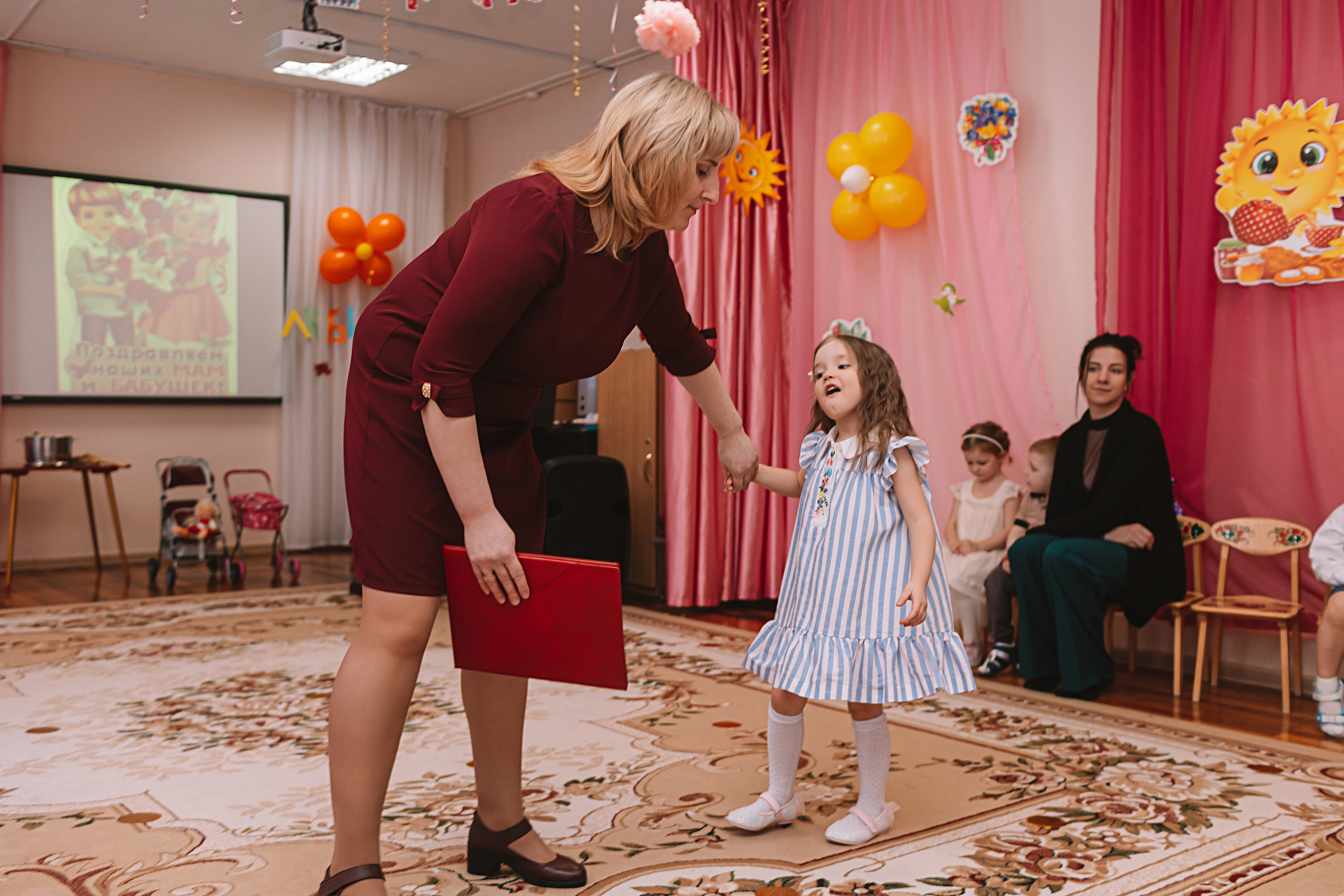 Утренник садик. Семейный фотограф Тюмень, фотограф на роды Салмина Мария