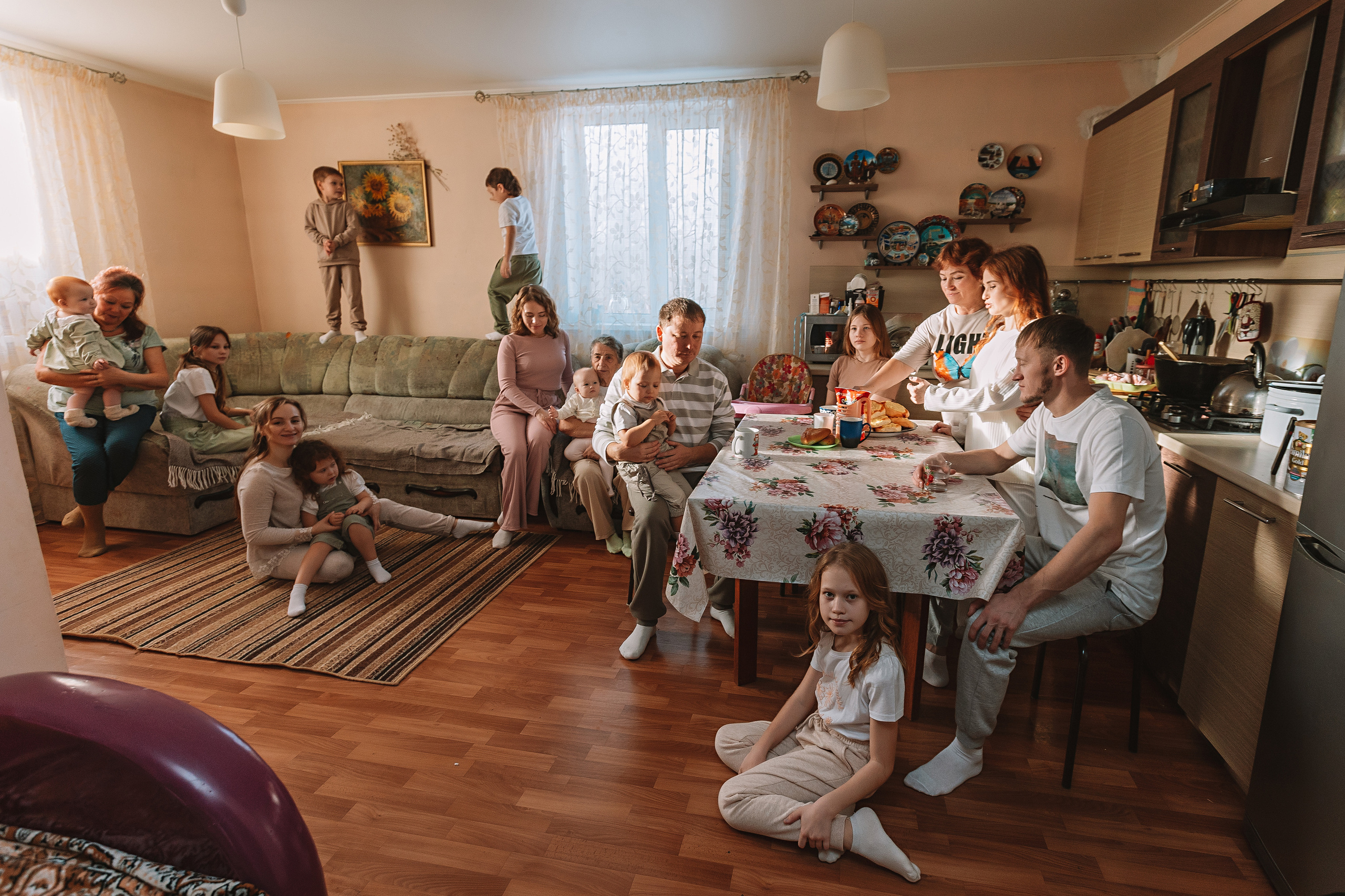 Большая семья (17 человек в частном доме, 2 часа). Семейный фотограф Тюмень, фотограф на роды Салмина Мария