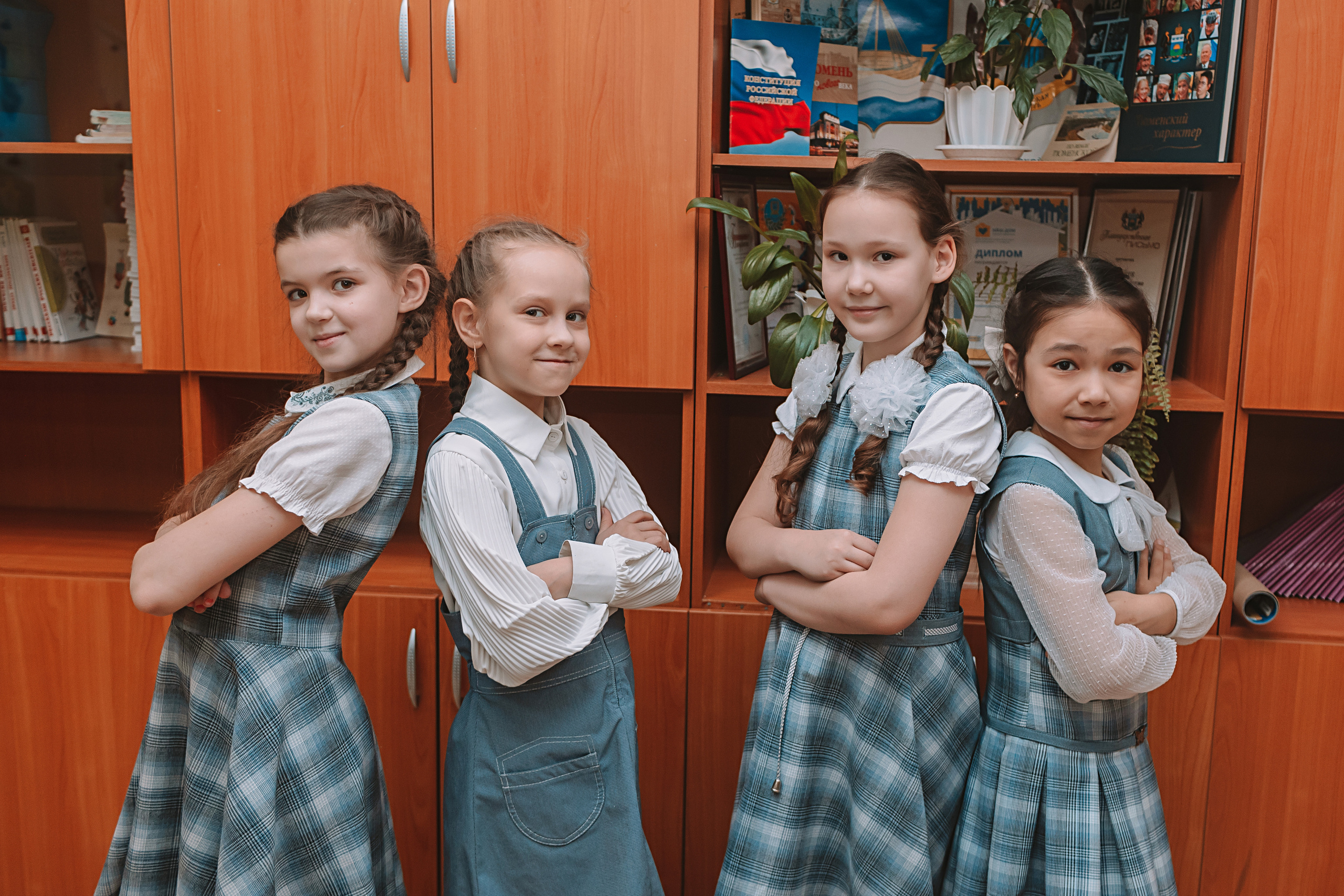 2 класс в школе. Семейный фотограф Тюмень, фотограф на роды Салмина Мария