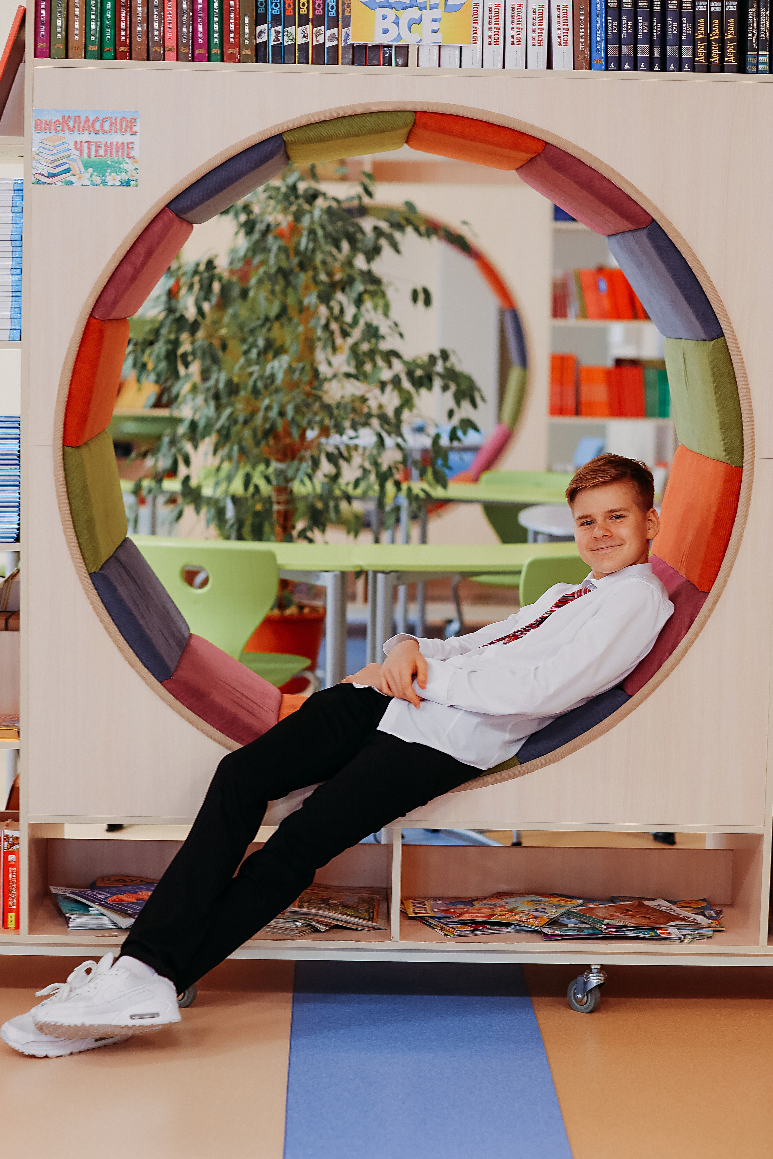 8 класс в библиотеке. Семейный фотограф Тюмень, фотограф на роды Салмина Мария