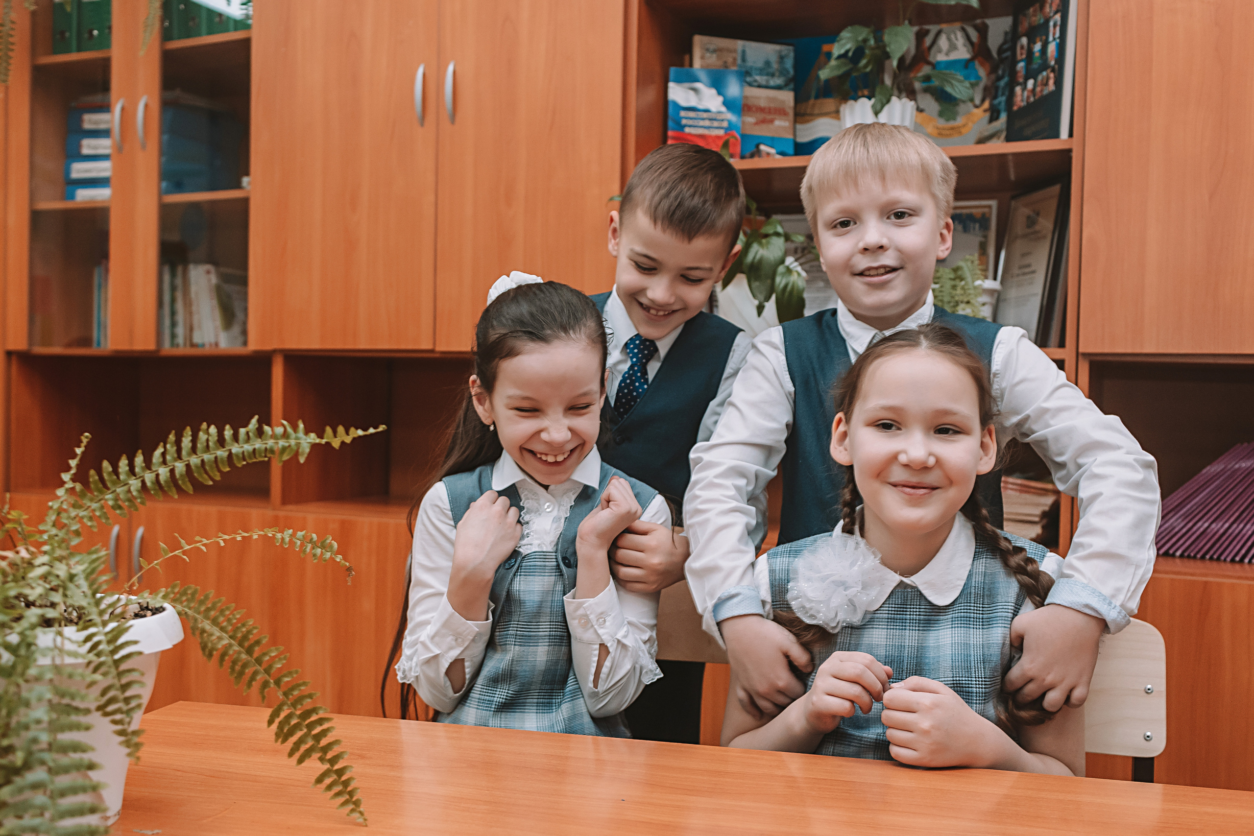 2 класс в школе. Семейный фотограф Тюмень, фотограф на роды Салмина Мария