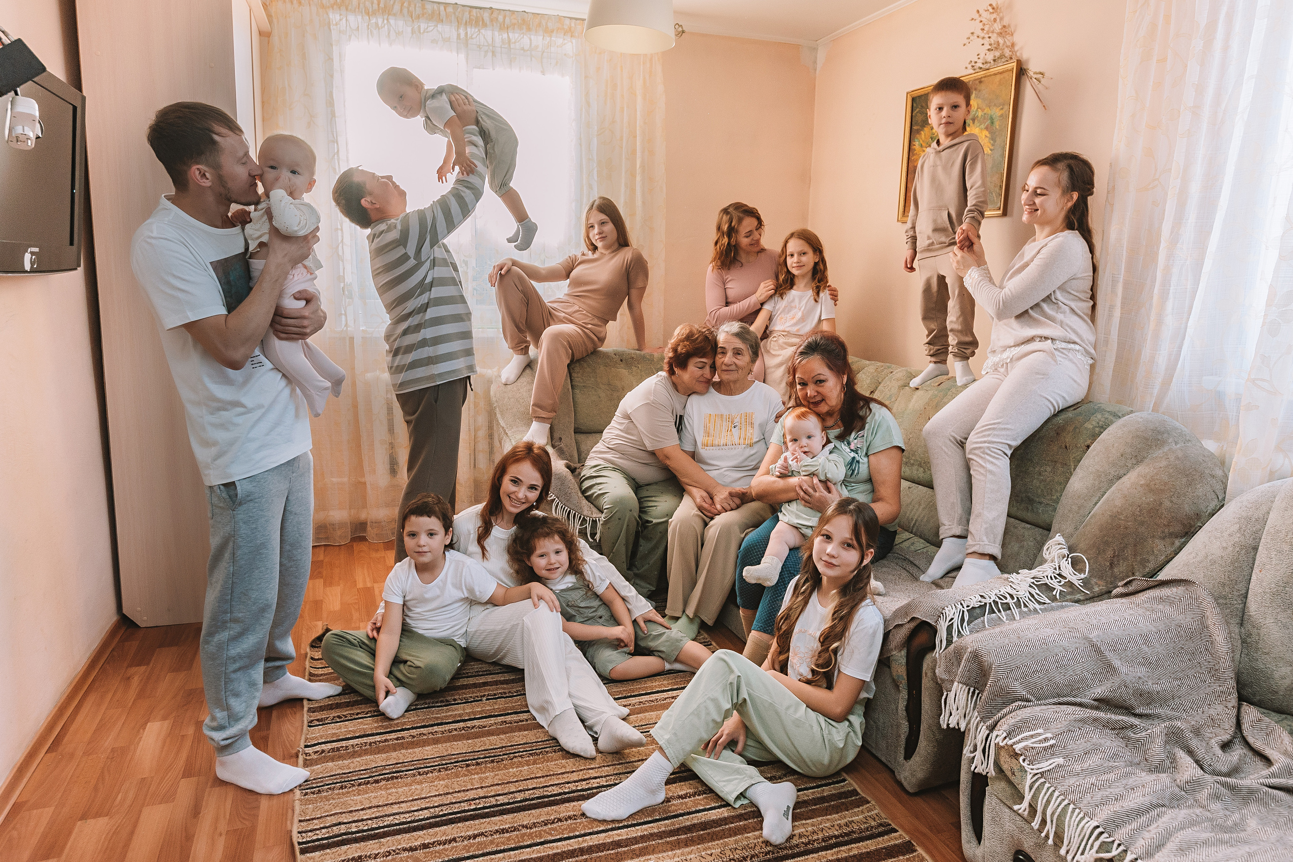 Большая семья (17 человек в частном доме, 2 часа). Семейный фотограф Тюмень, фотограф на роды Салмина Мария
