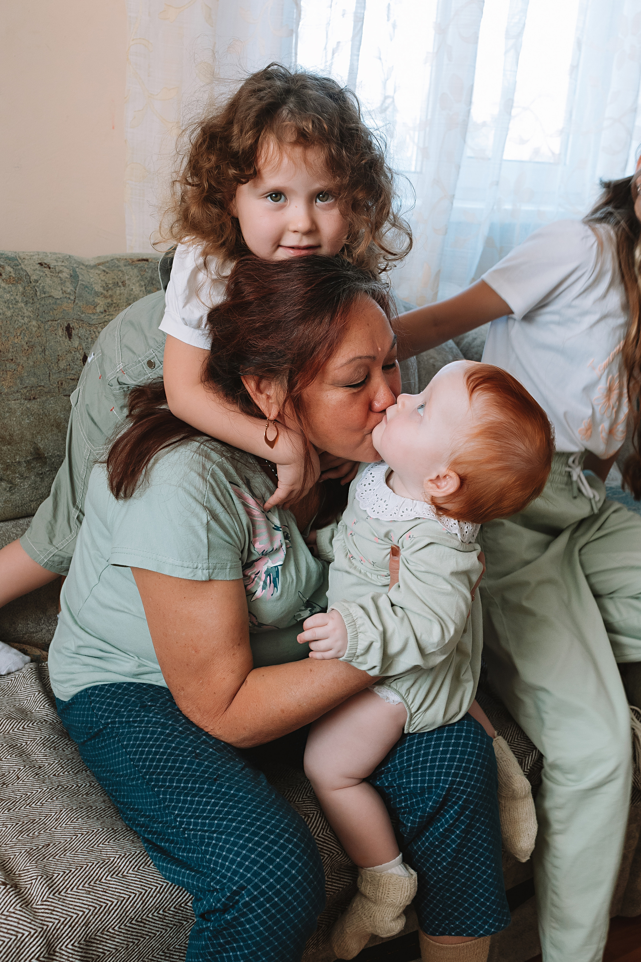 Большая семья (17 человек в частном доме, 2 часа). Семейный фотограф Тюмень, фотограф на роды Салмина Мария