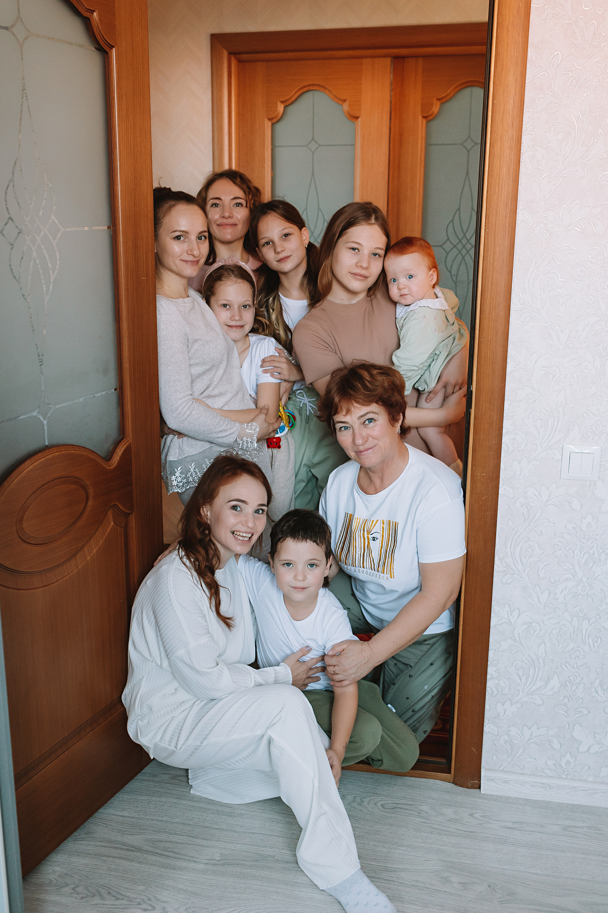 Большая семья (17 человек в частном доме, 2 часа). Семейный фотограф Тюмень, фотограф на роды Салмина Мария