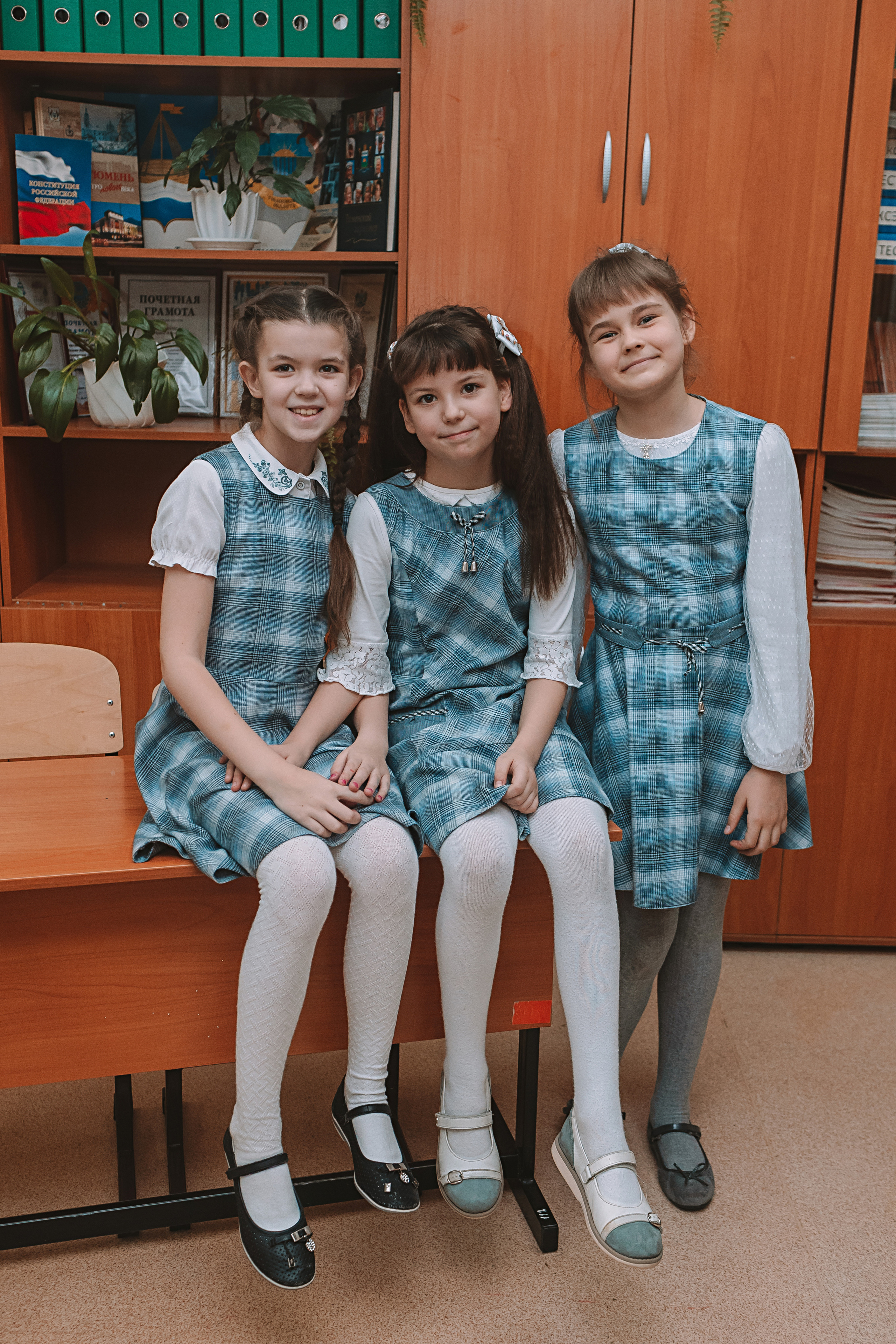 2 класс в школе. Семейный фотограф Тюмень, фотограф на роды Салмина Мария