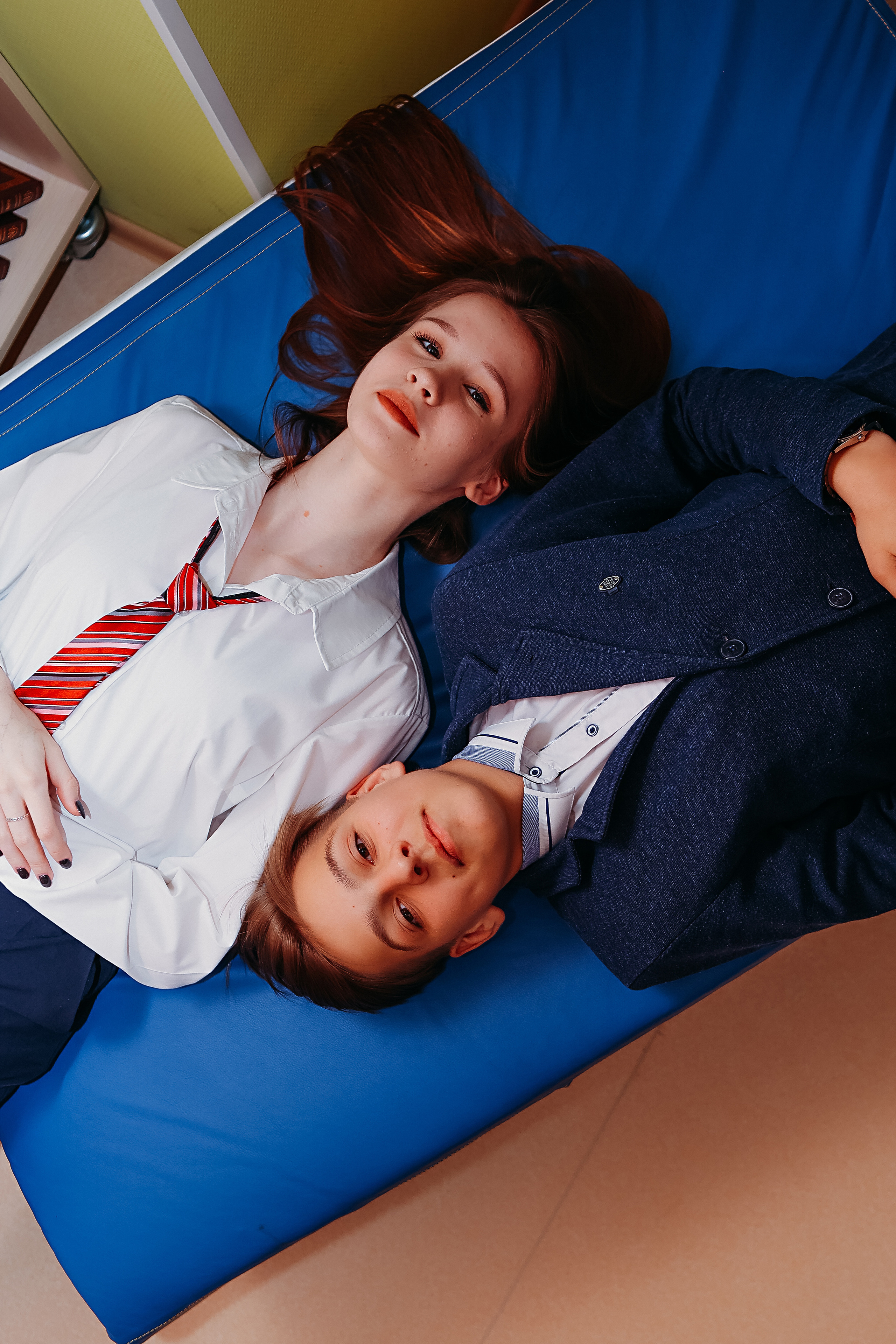 8 класс в библиотеке. Семейный фотограф Тюмень, фотограф на роды Салмина Мария