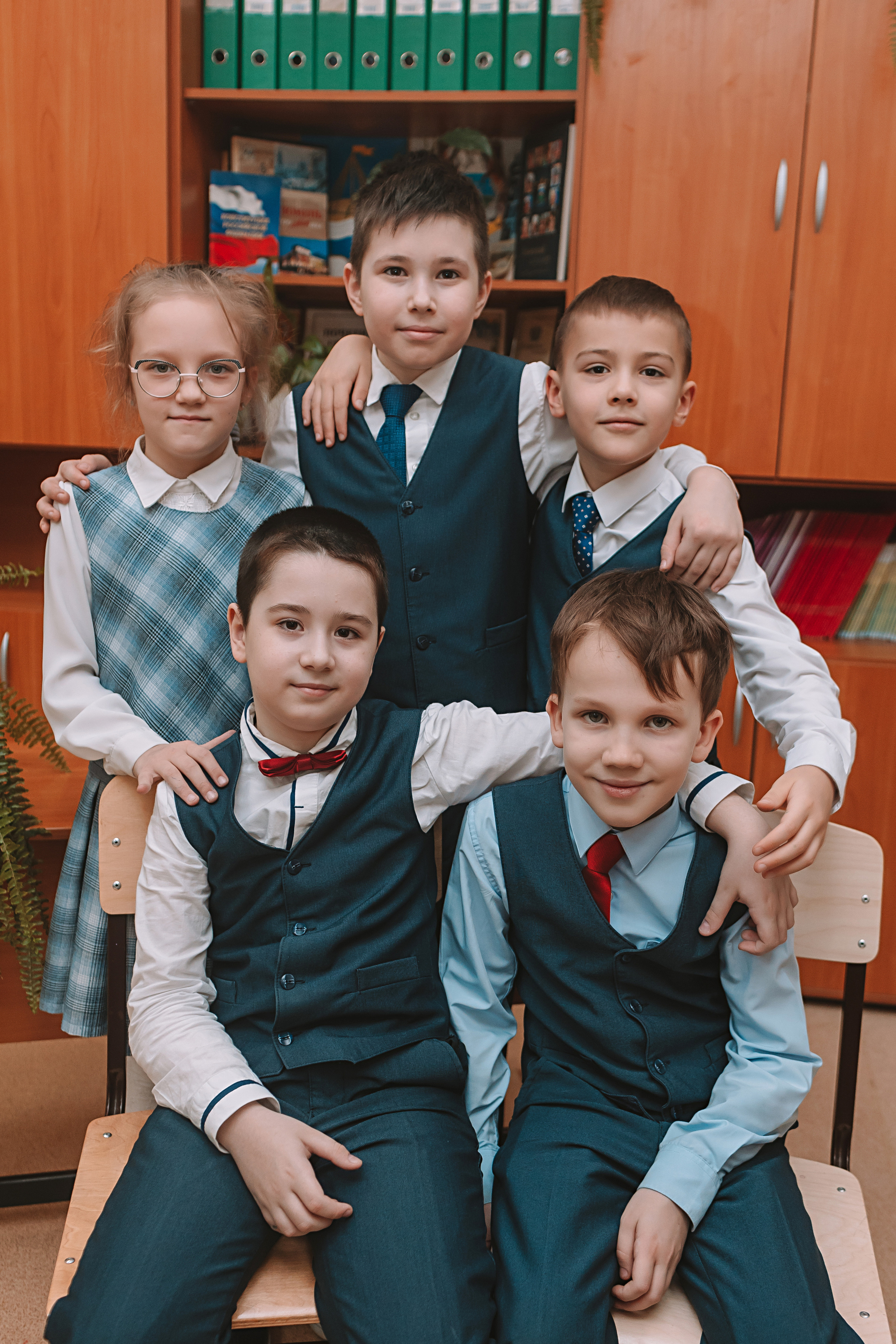 2 класс в школе. Семейный фотограф Тюмень, фотограф на роды Салмина Мария