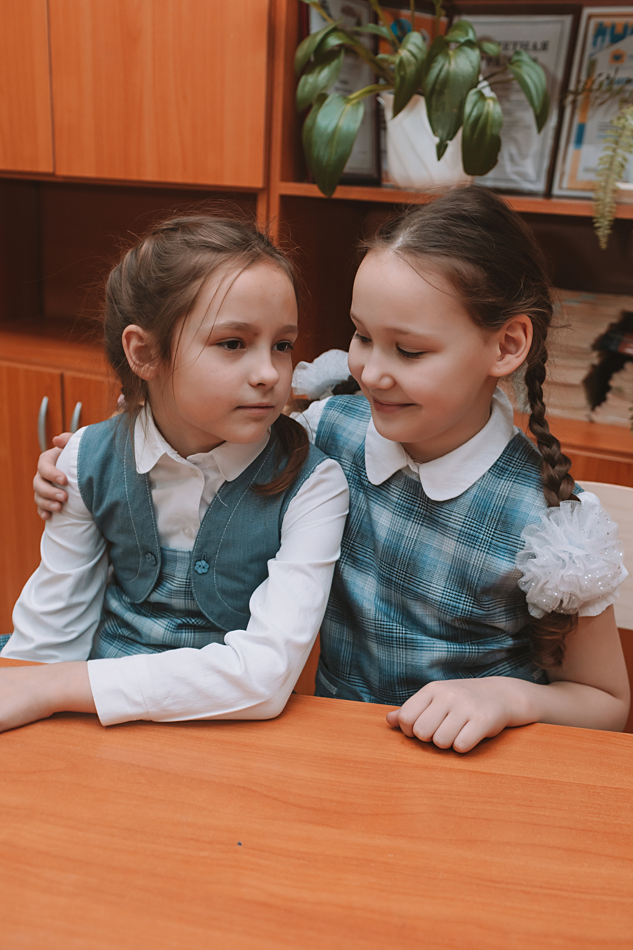 2 класс в школе. Семейный фотограф Тюмень, фотограф на роды Салмина Мария