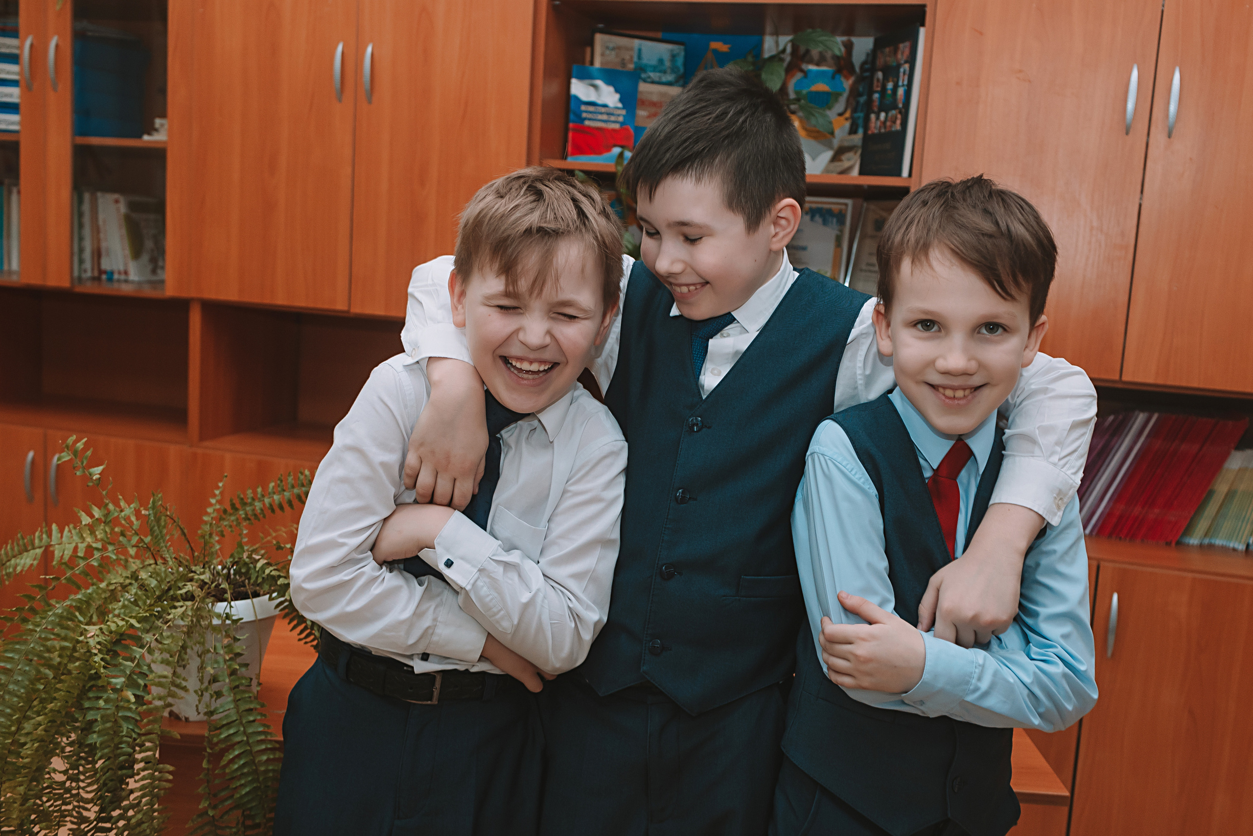 2 класс в школе. Семейный фотограф Тюмень, фотограф на роды Салмина Мария