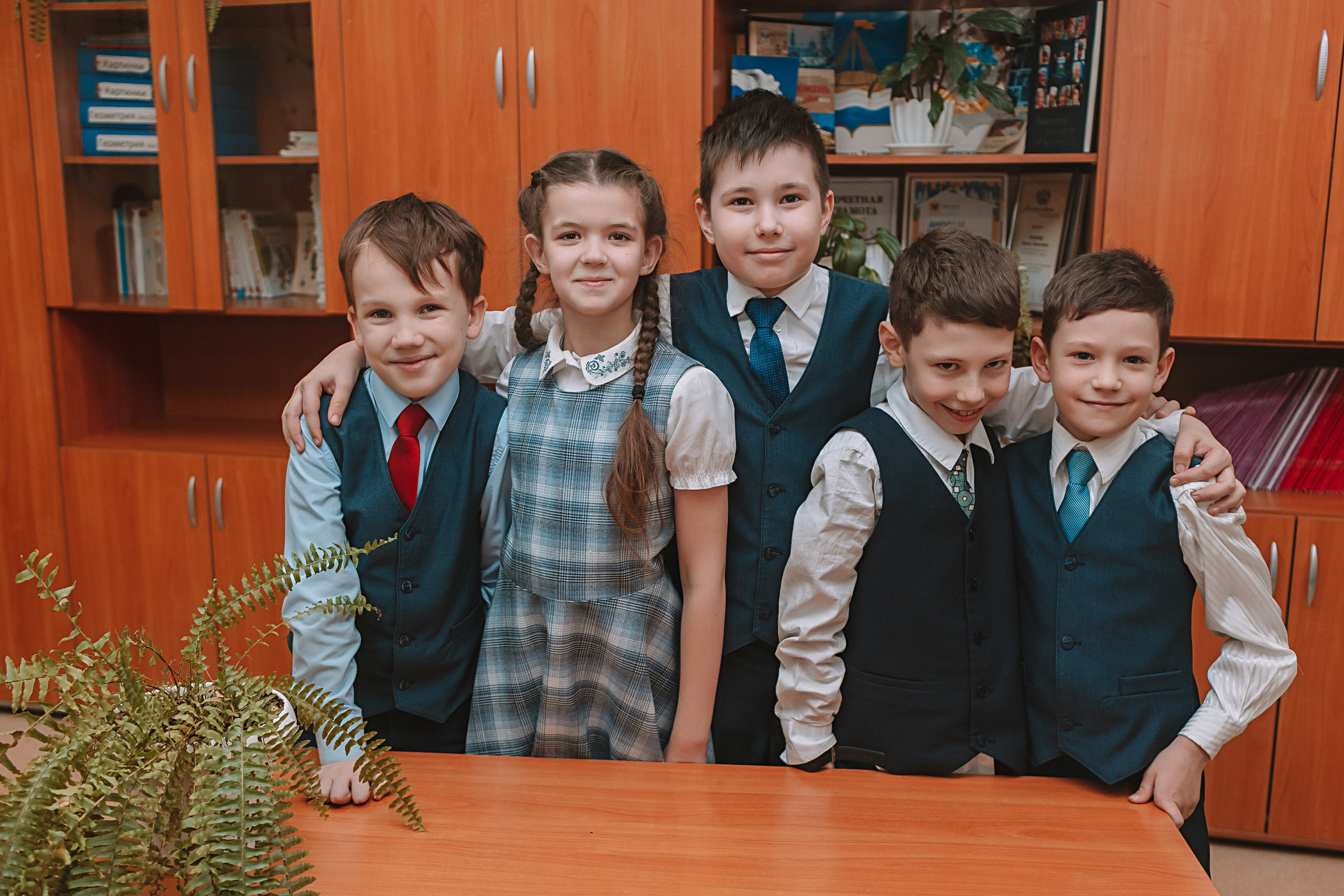 2 класс в школе. Семейный фотограф Тюмень, фотограф на роды Салмина Мария