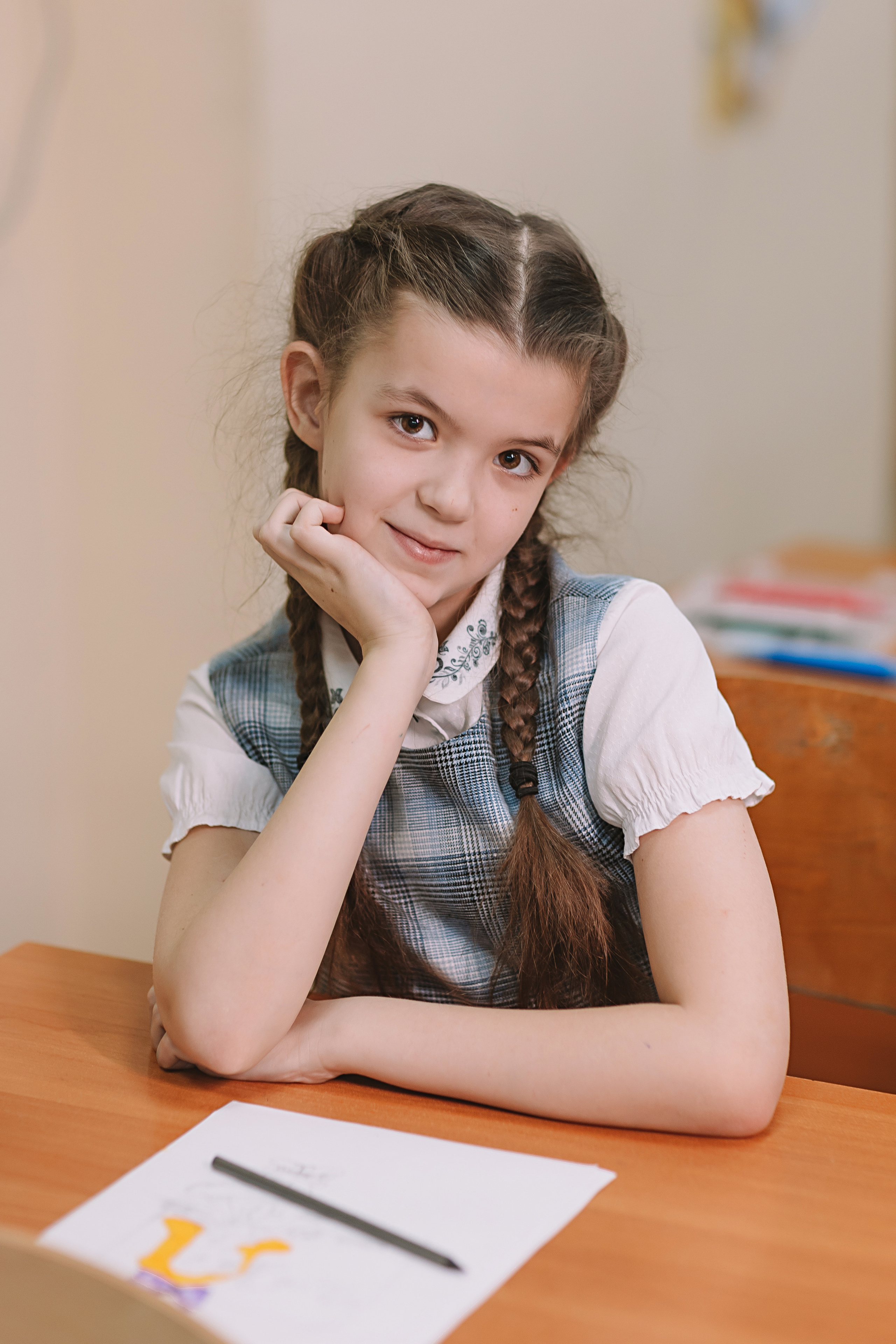 2 класс в школе. Семейный фотограф Тюмень, фотограф на роды Салмина Мария