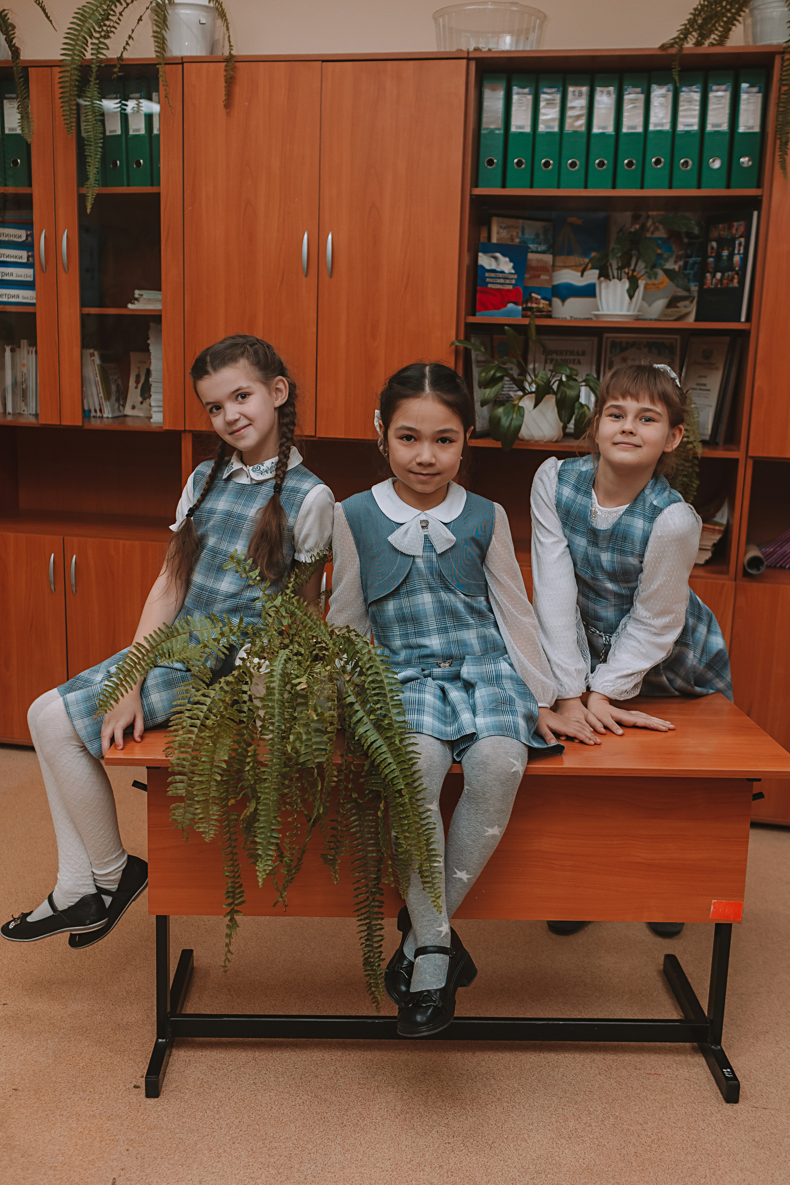 2 класс в школе. Семейный фотограф Тюмень, фотограф на роды Салмина Мария