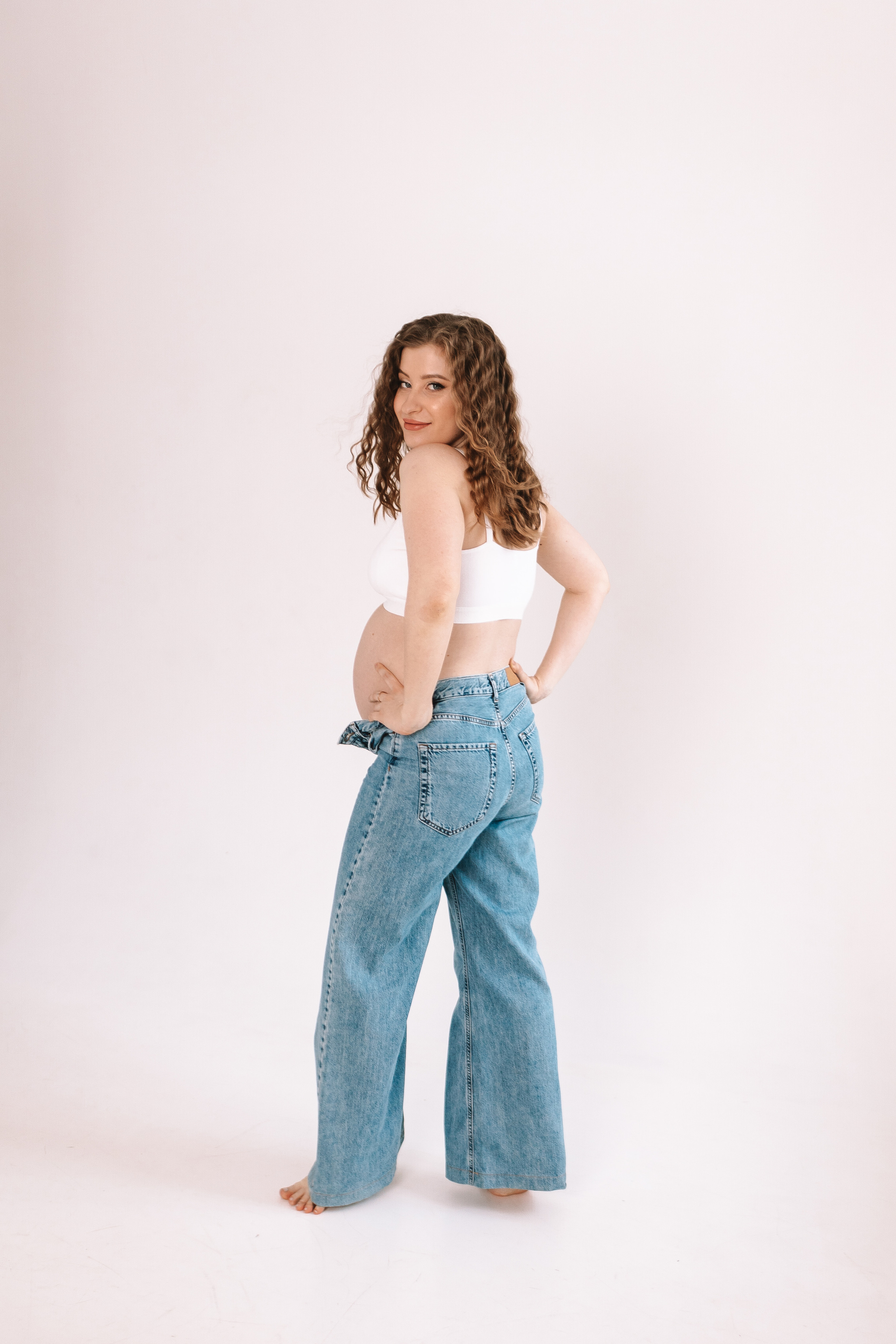 Беременность (фататум, циклорама и зал). Семейный фотограф Тюмень, фотограф на роды Салмина Мария