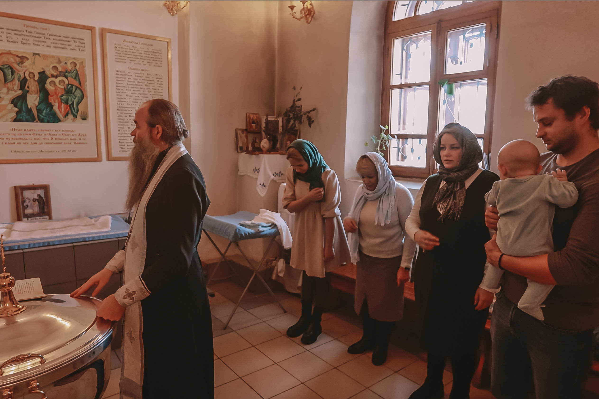 Крещение семакова. Семейный фотограф Тюмень, фотограф на роды Салмина Мария