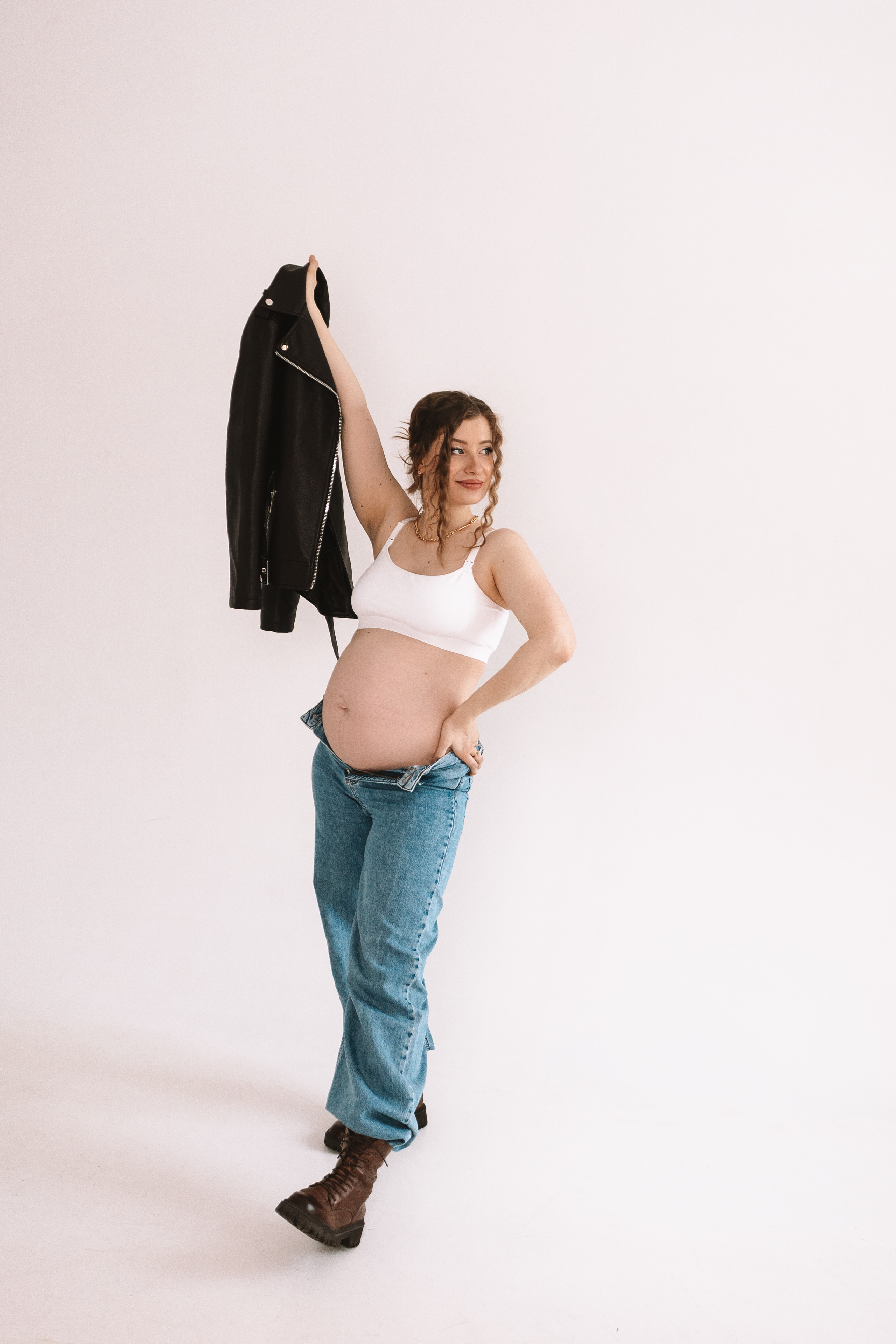 Беременность (фататум, циклорама и зал). Семейный фотограф Тюмень, фотограф на роды Салмина Мария