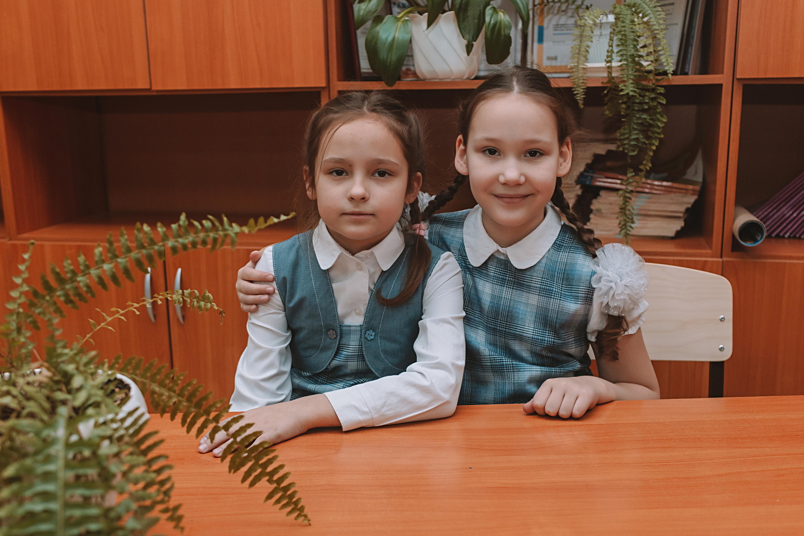 2 класс в школе. Семейный фотограф Тюмень, фотограф на роды Салмина Мария