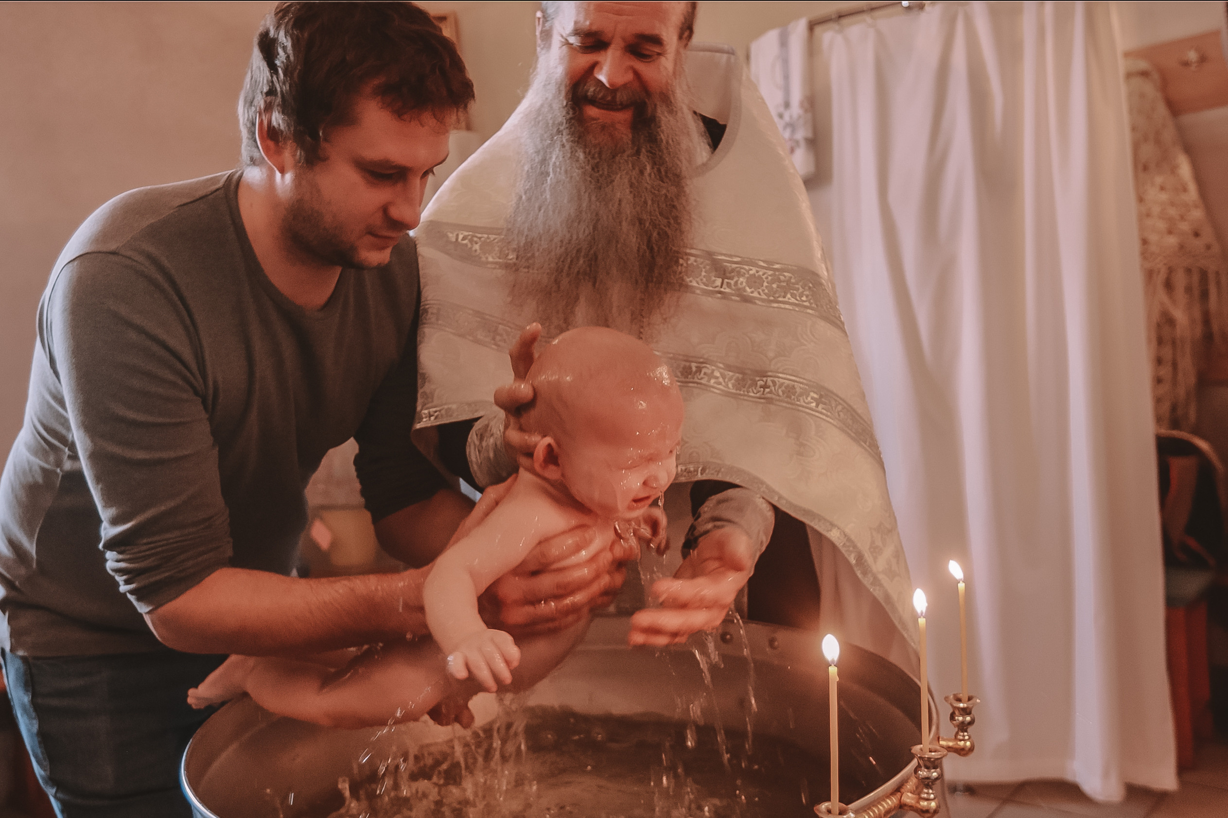 Крещение семакова. Семейный фотограф Тюмень, фотограф на роды Салмина Мария