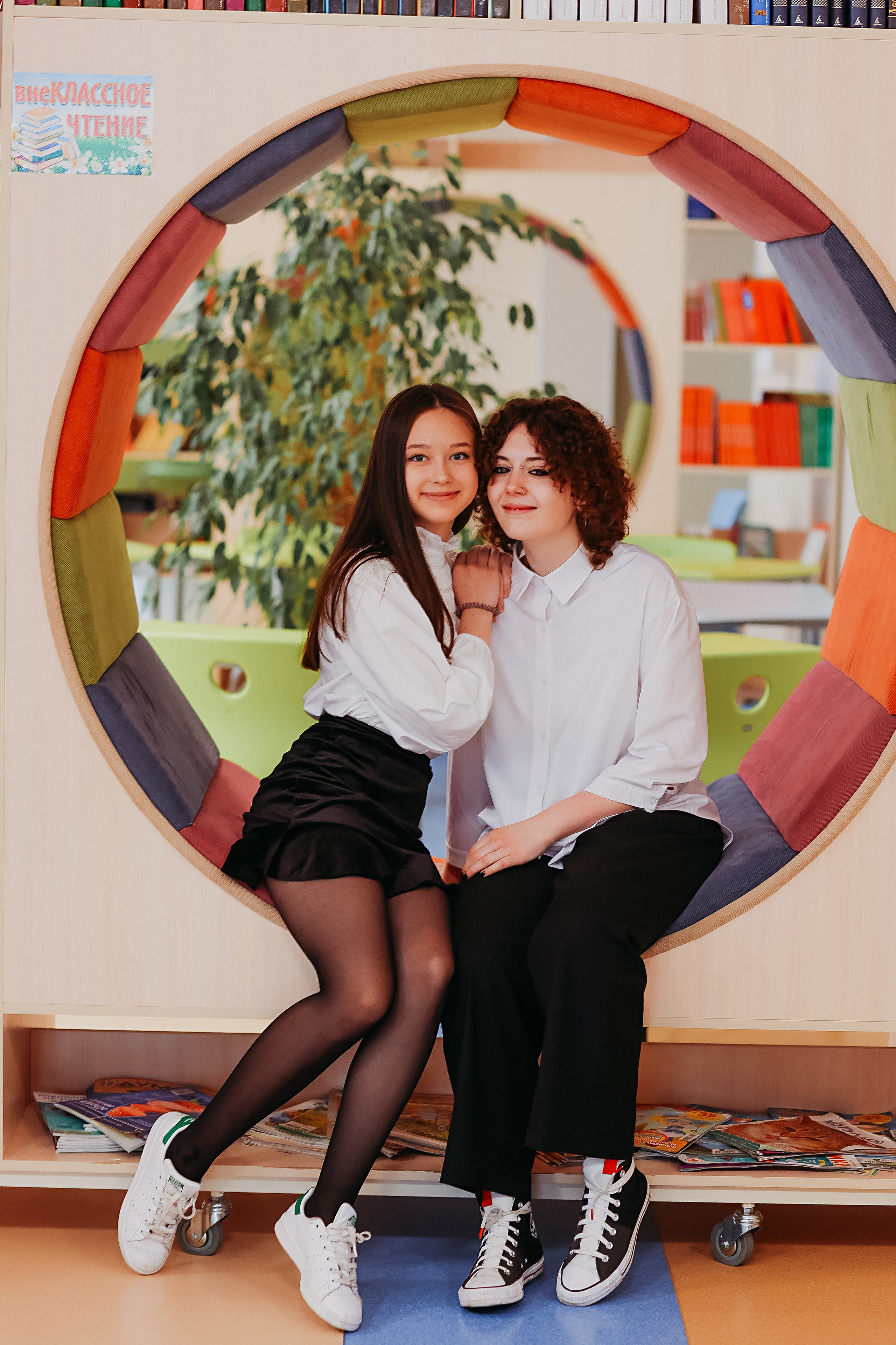 8 класс в библиотеке. Семейный фотограф Тюмень, фотограф на роды Салмина Мария