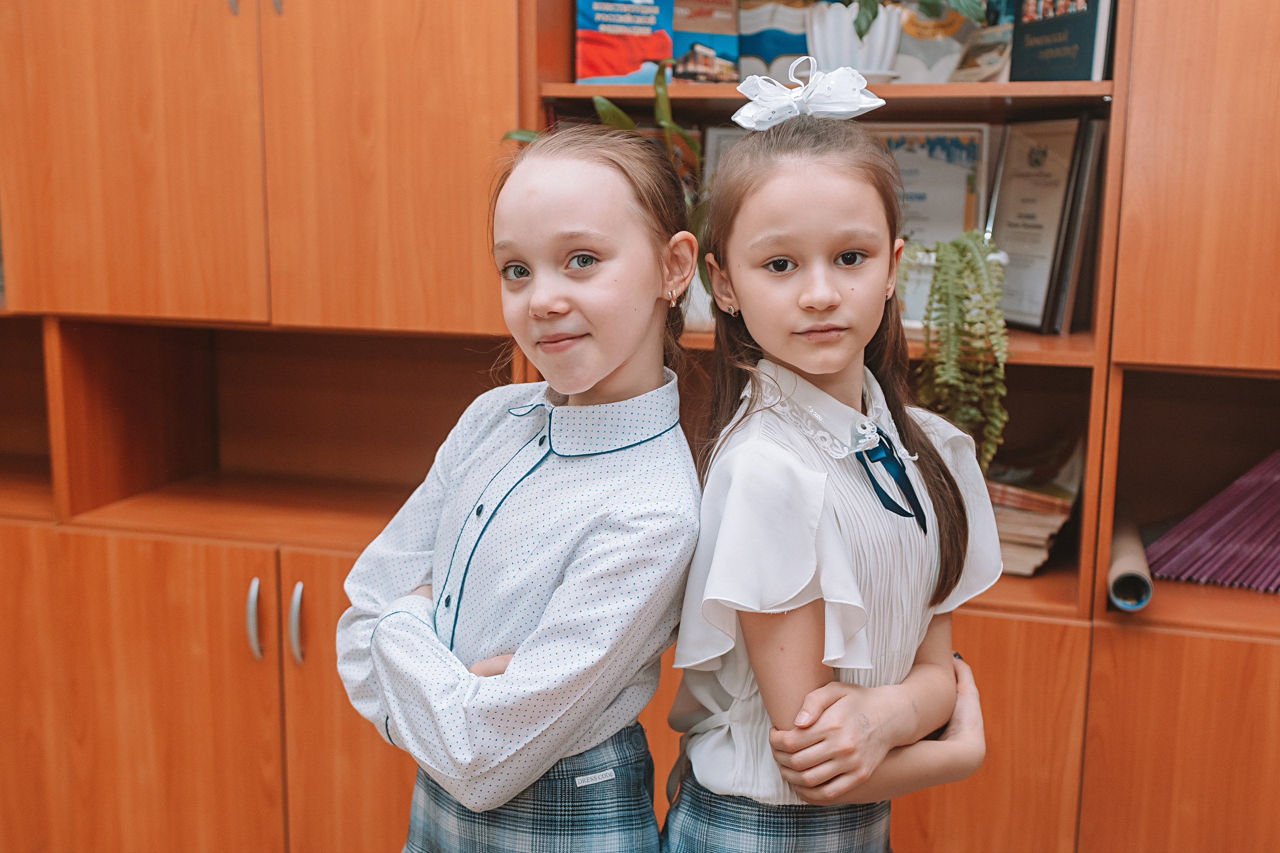 2 класс в школе. Семейный фотограф Тюмень, фотограф на роды Салмина Мария