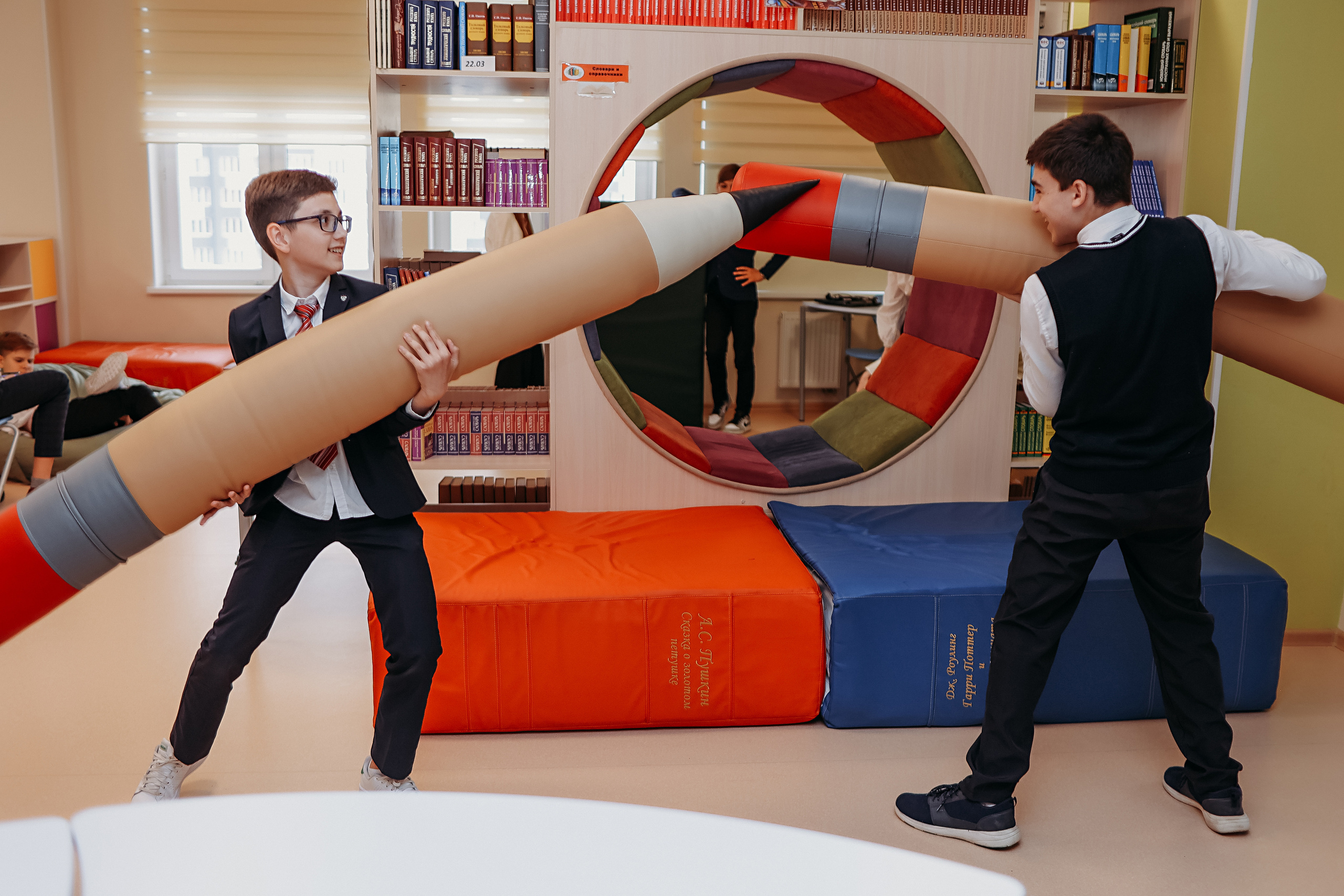 8 класс в библиотеке. Семейный фотограф Тюмень, фотограф на роды Салмина Мария