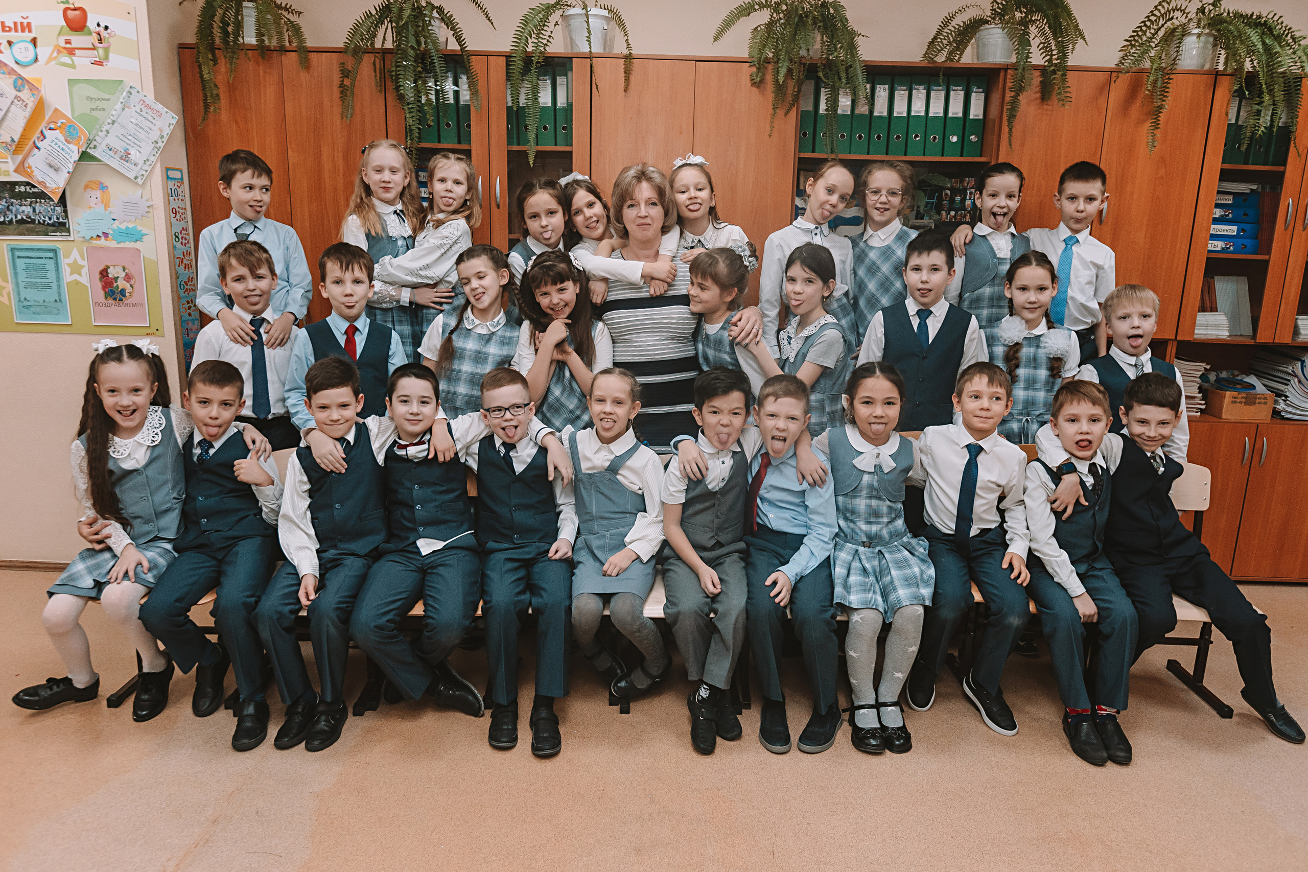 2 класс в школе. Семейный фотограф Тюмень, фотограф на роды Салмина Мария