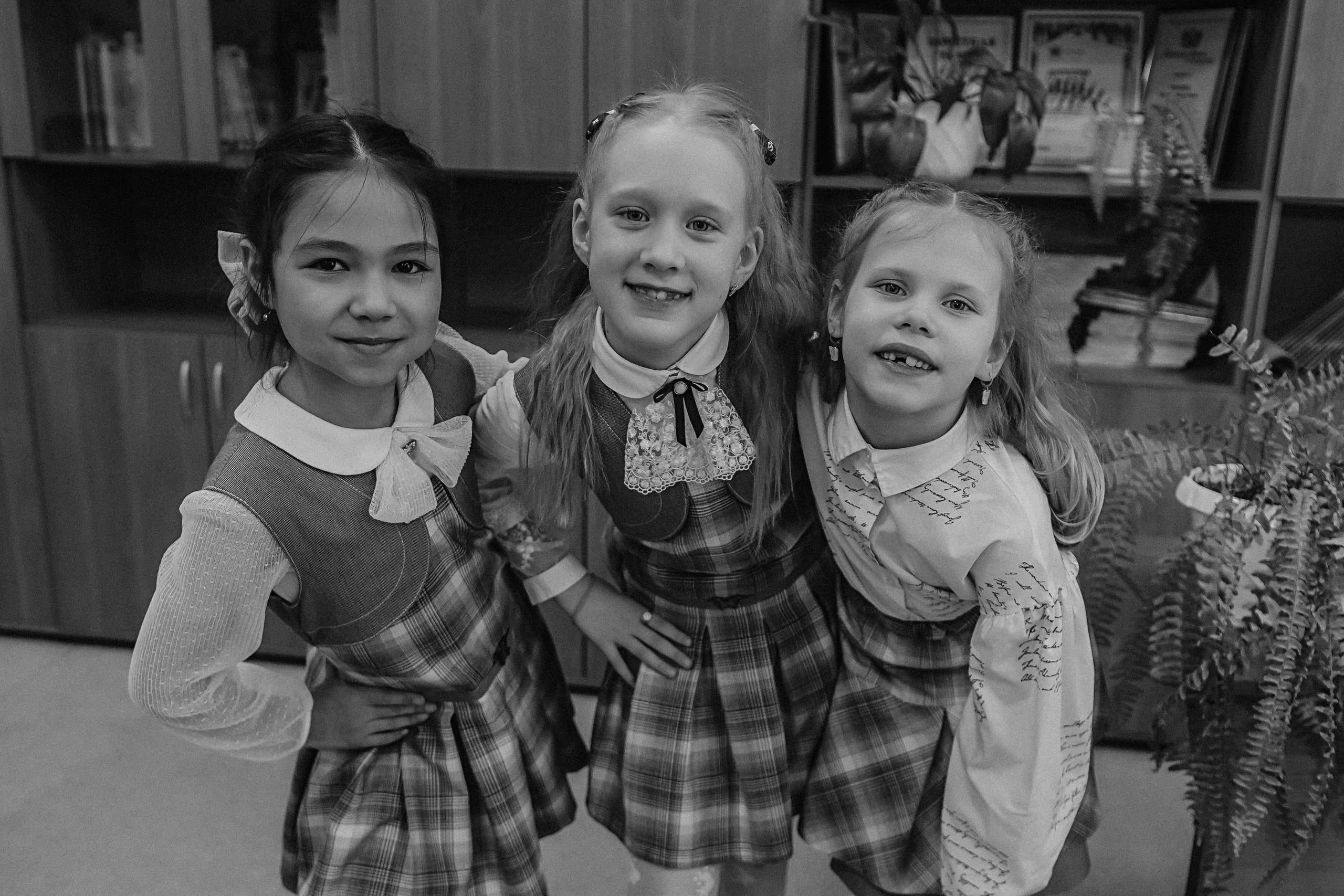 2 класс в школе. Семейный фотограф Тюмень, фотограф на роды Салмина Мария