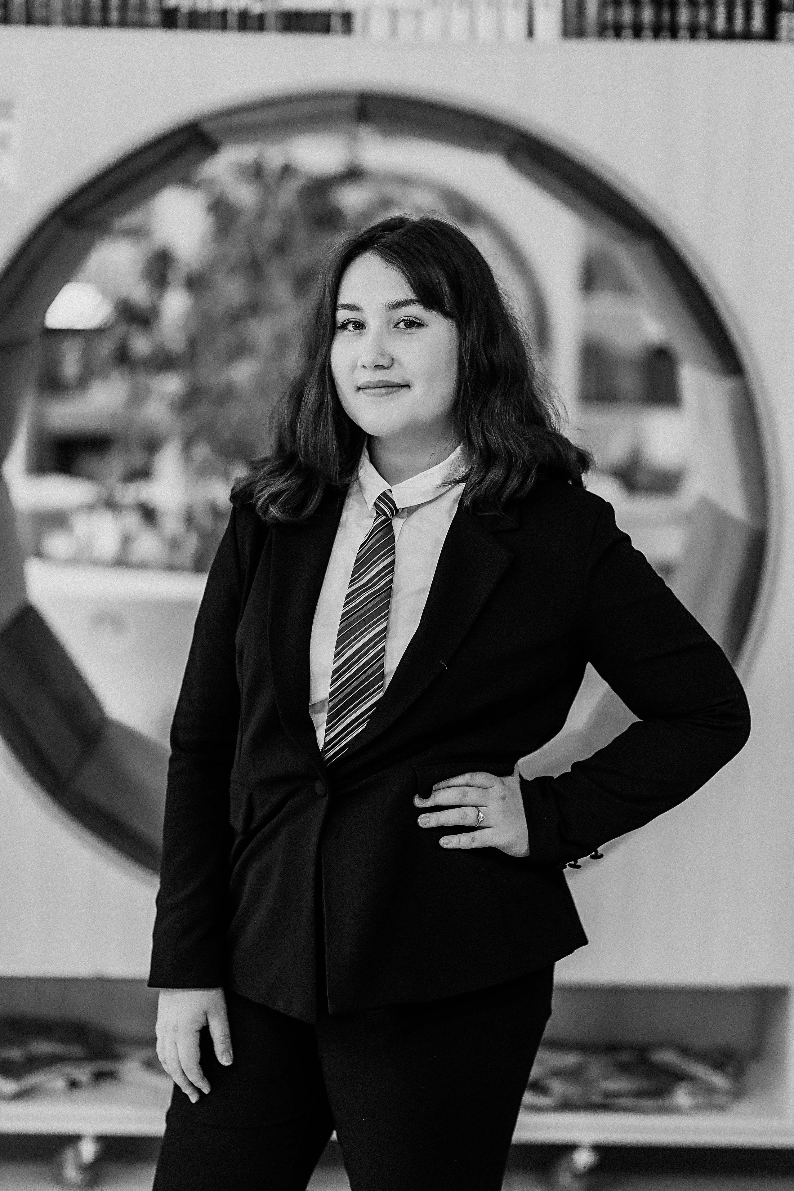 8 класс в библиотеке. Семейный фотограф Тюмень, фотограф на роды Салмина Мария