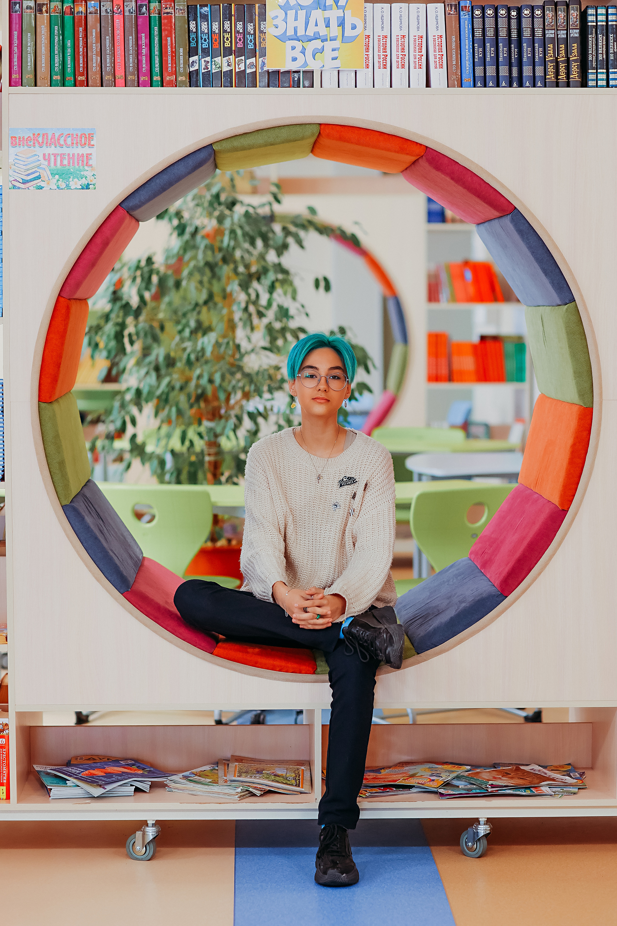 8 класс в библиотеке. Семейный фотограф Тюмень, фотограф на роды Салмина Мария