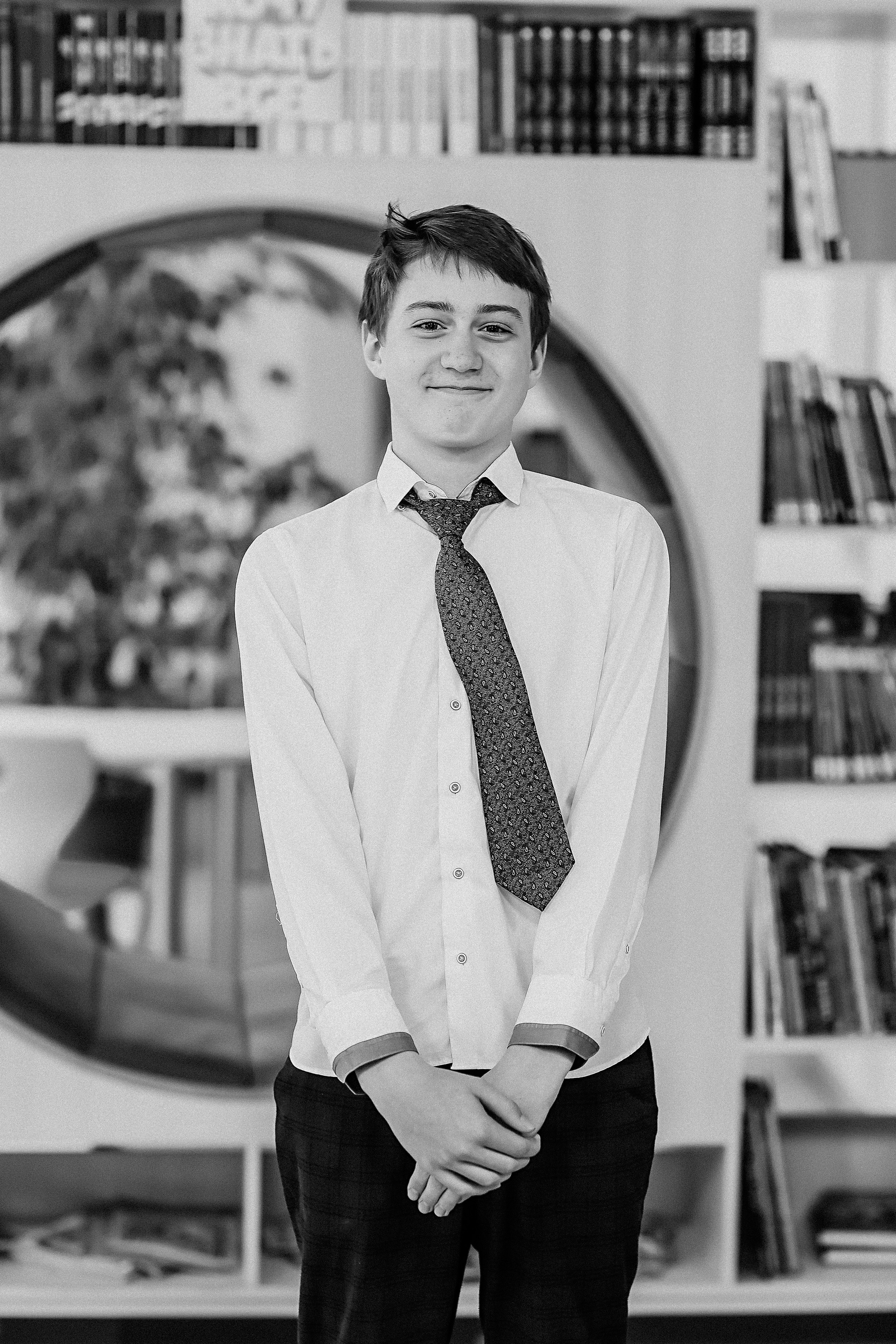 8 класс в библиотеке. Семейный фотограф Тюмень, фотограф на роды Салмина Мария