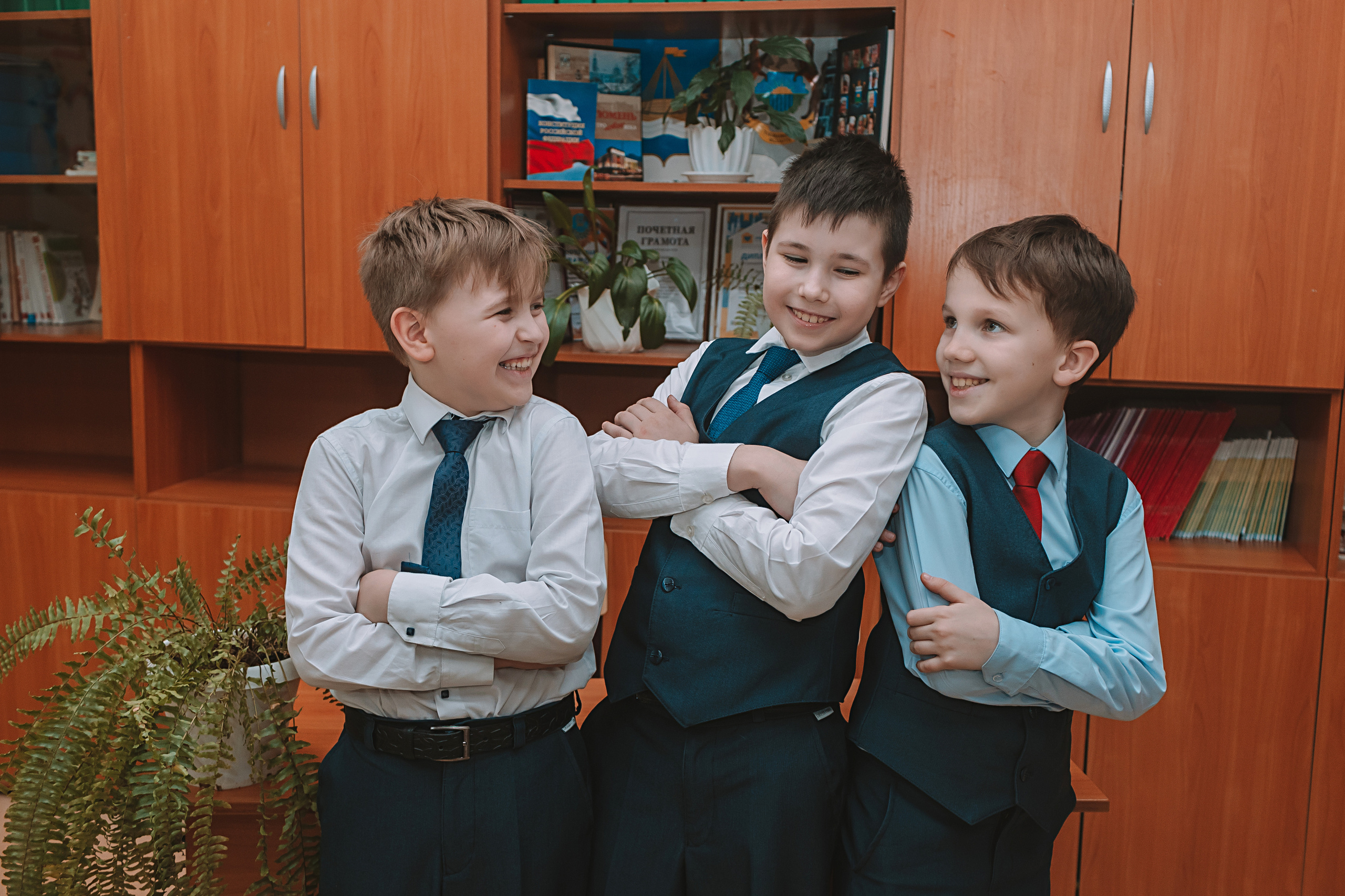 2 класс в школе. Семейный фотограф Тюмень, фотограф на роды Салмина Мария