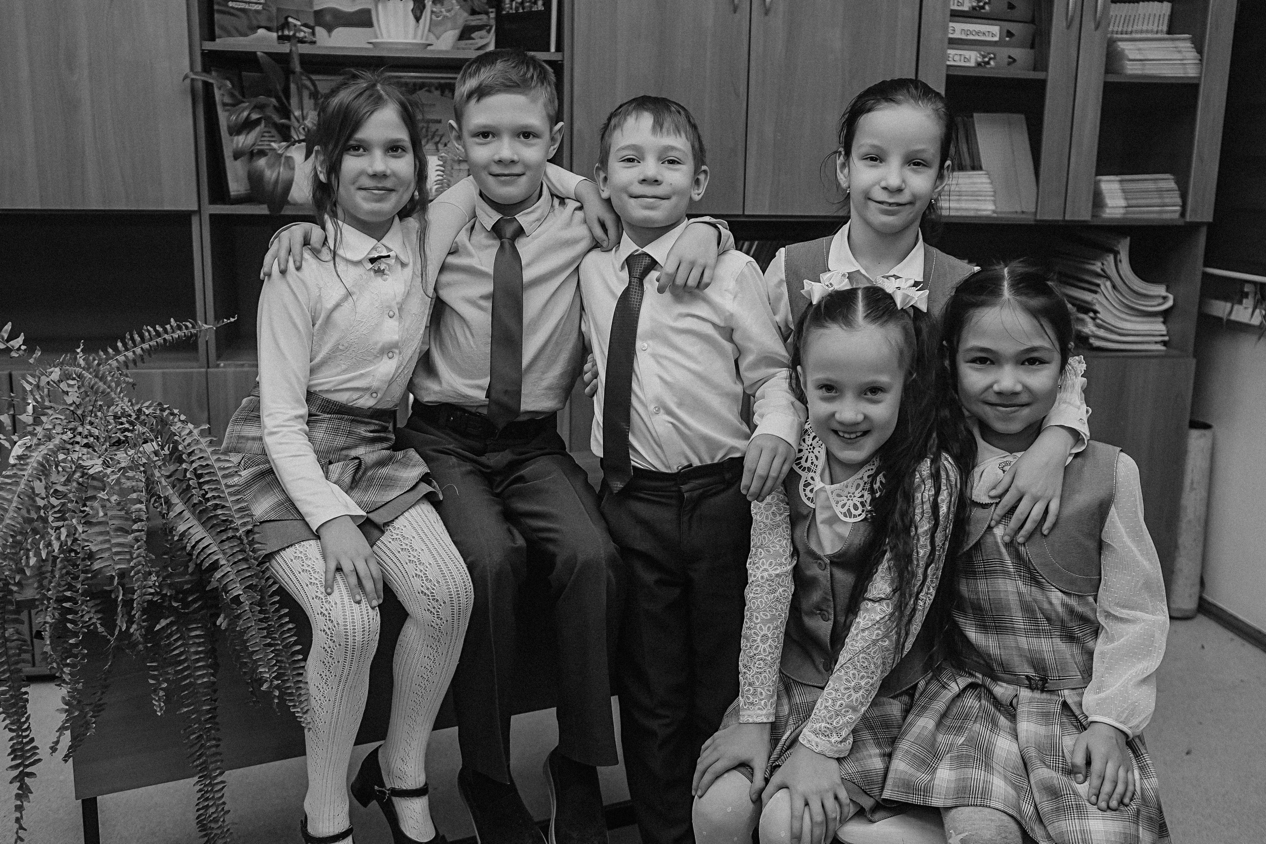 2 класс в школе. Семейный фотограф Тюмень, фотограф на роды Салмина Мария