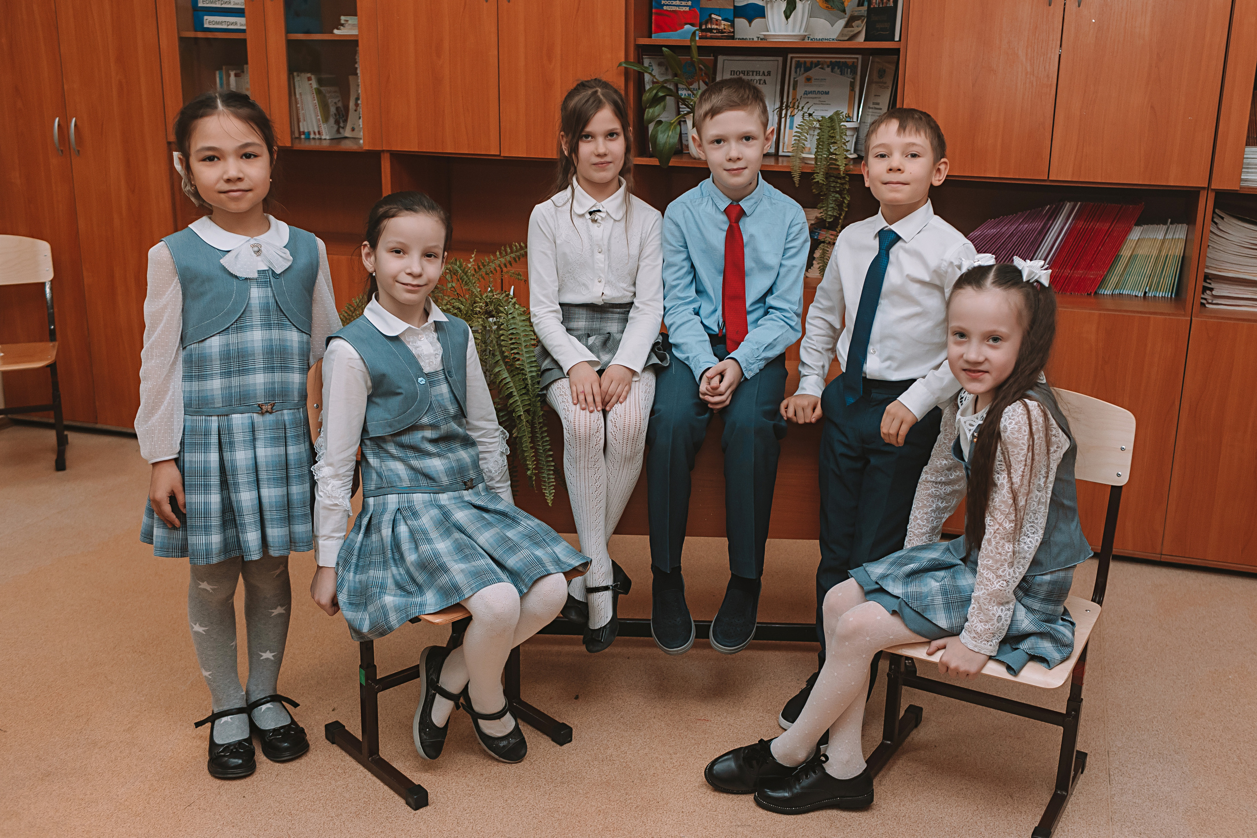 2 класс в школе. Семейный фотограф Тюмень, фотограф на роды Салмина Мария