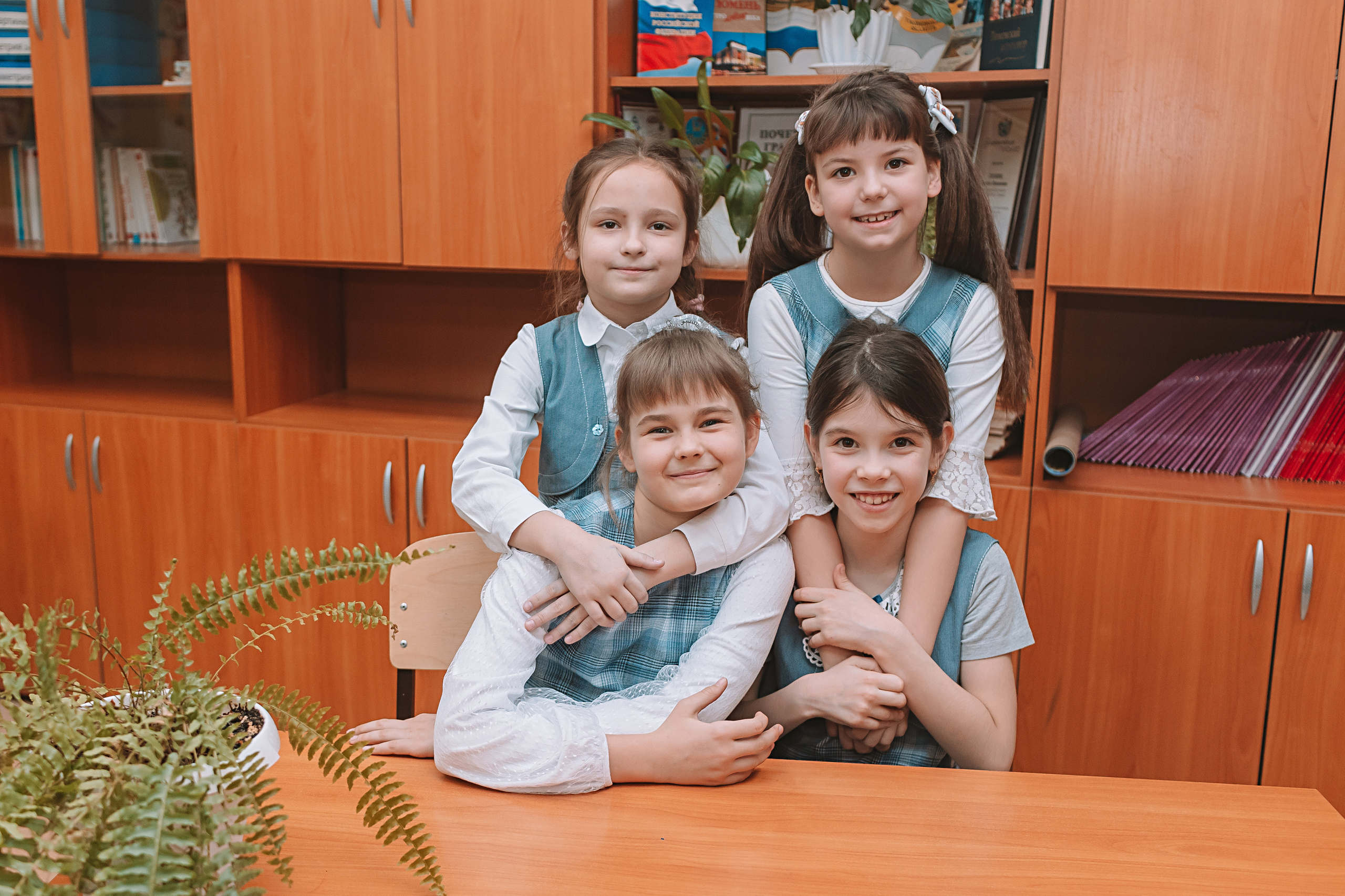 2 класс в школе. Семейный фотограф Тюмень, фотограф на роды Салмина Мария