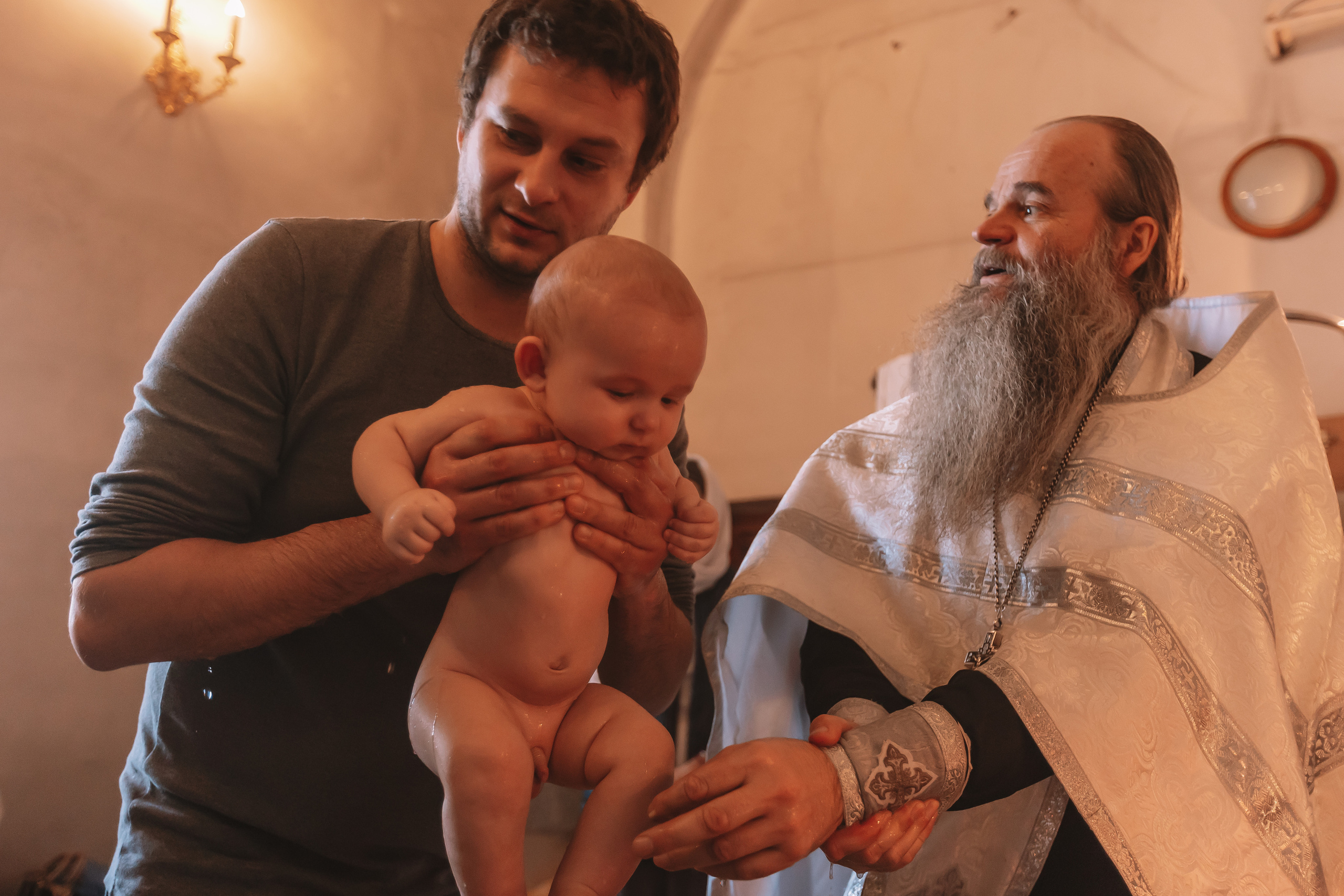 Крещение семакова. Семейный фотограф Тюмень, фотограф на роды Салмина Мария