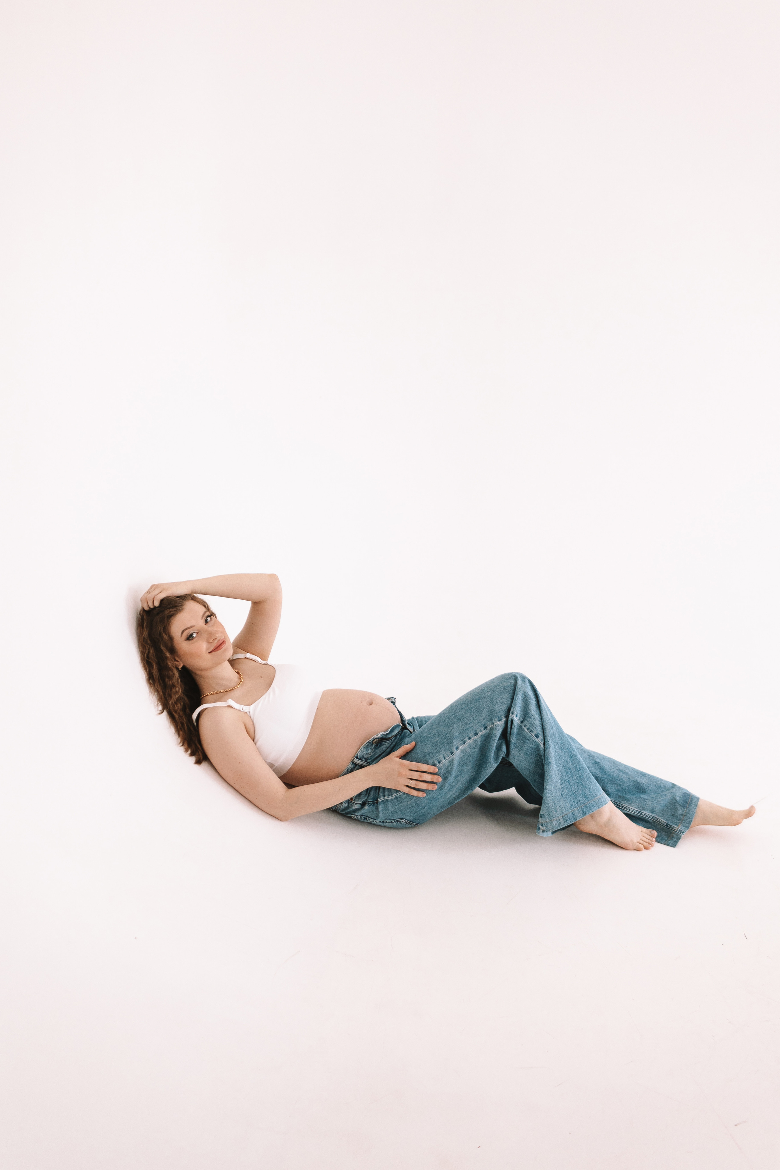 Беременность (фататум, циклорама и зал). Семейный фотограф Тюмень, фотограф на роды Салмина Мария