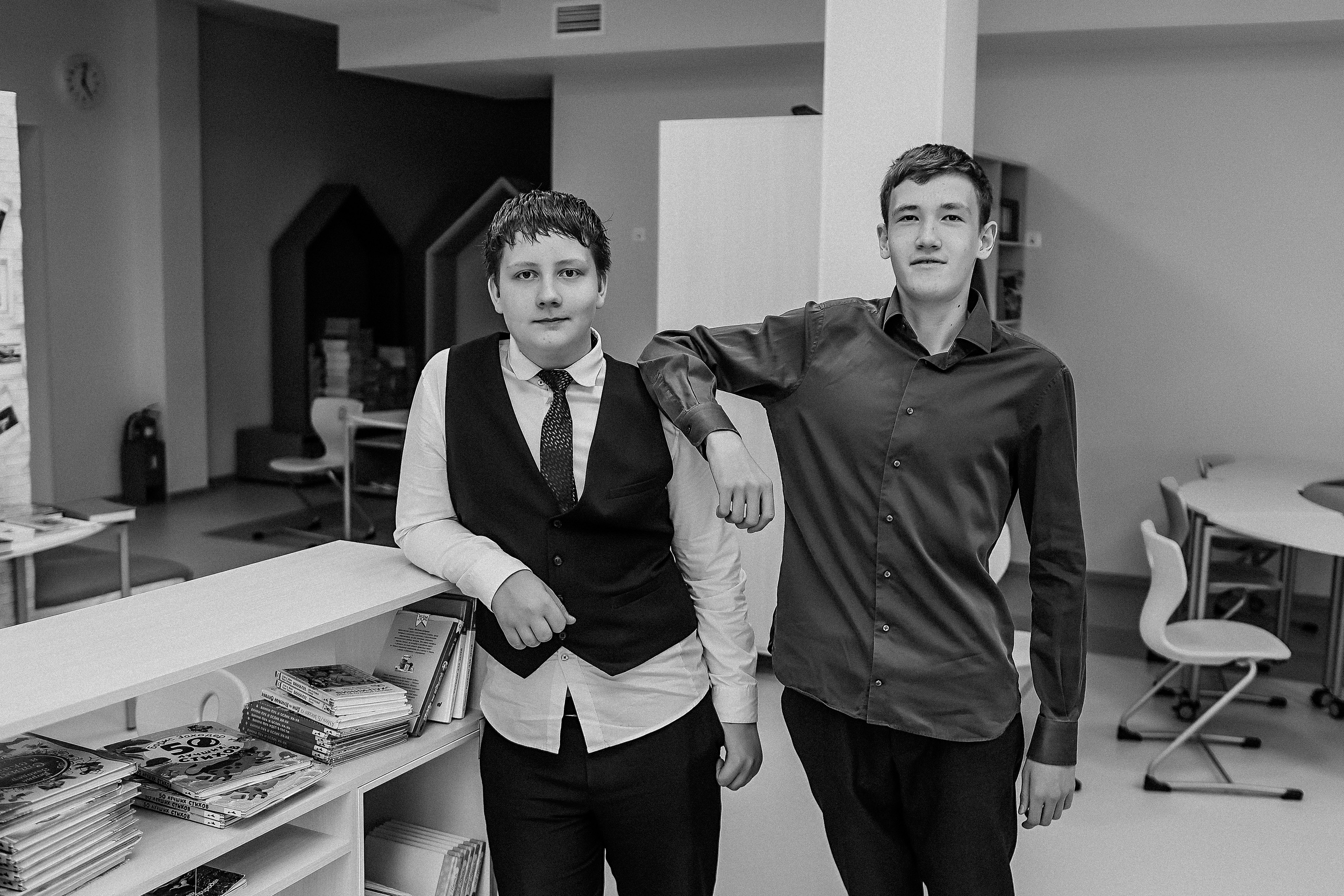 8 класс в библиотеке. Семейный фотограф Тюмень, фотограф на роды Салмина Мария