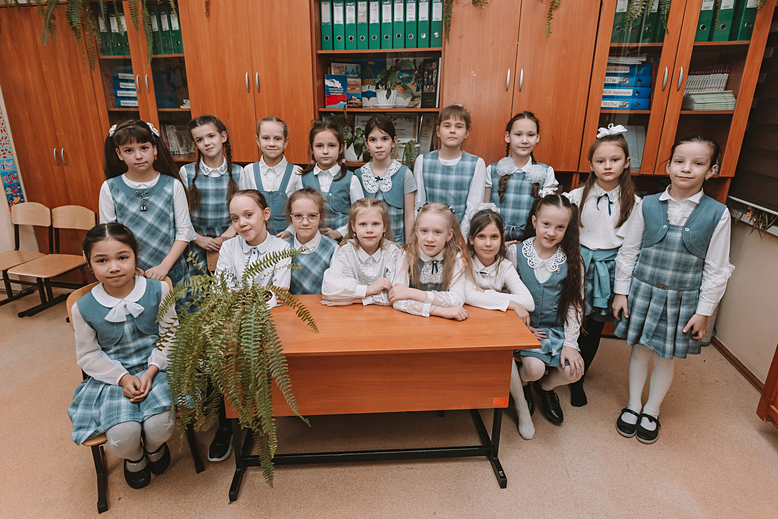 2 класс в школе. Семейный фотограф Тюмень, фотограф на роды Салмина Мария