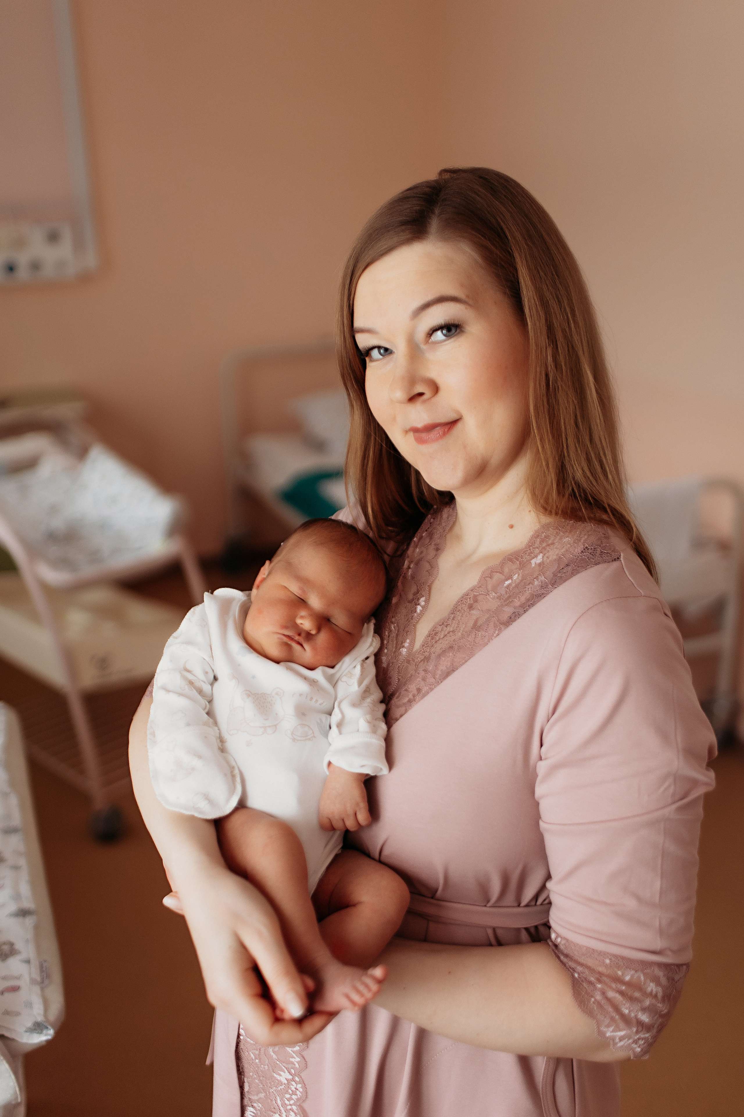 В палате сборный. Семейный фотограф Тюмень, фотограф на роды Салмина Мария