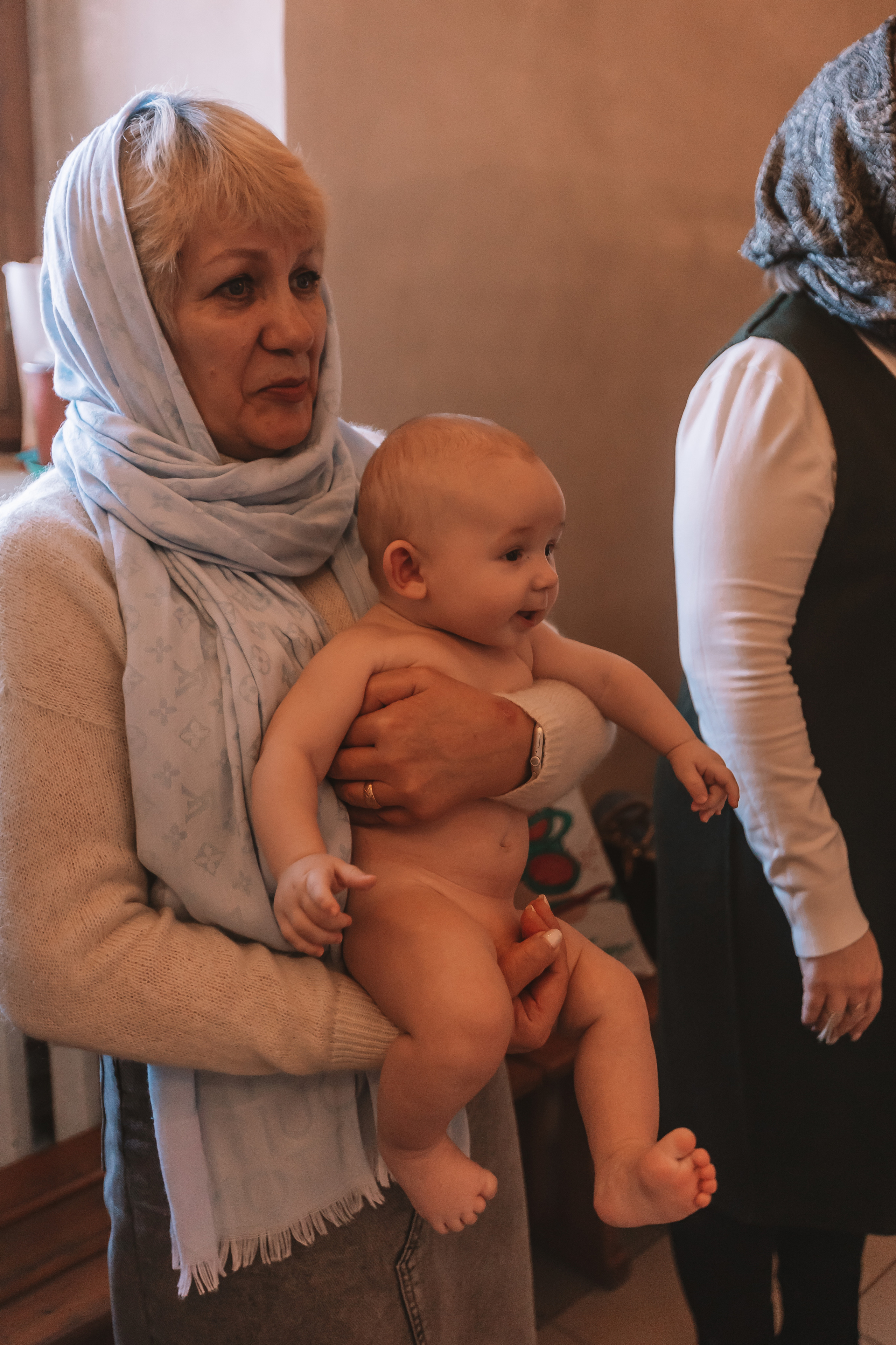 Крещение семакова. Семейный фотограф Тюмень, фотограф на роды Салмина Мария