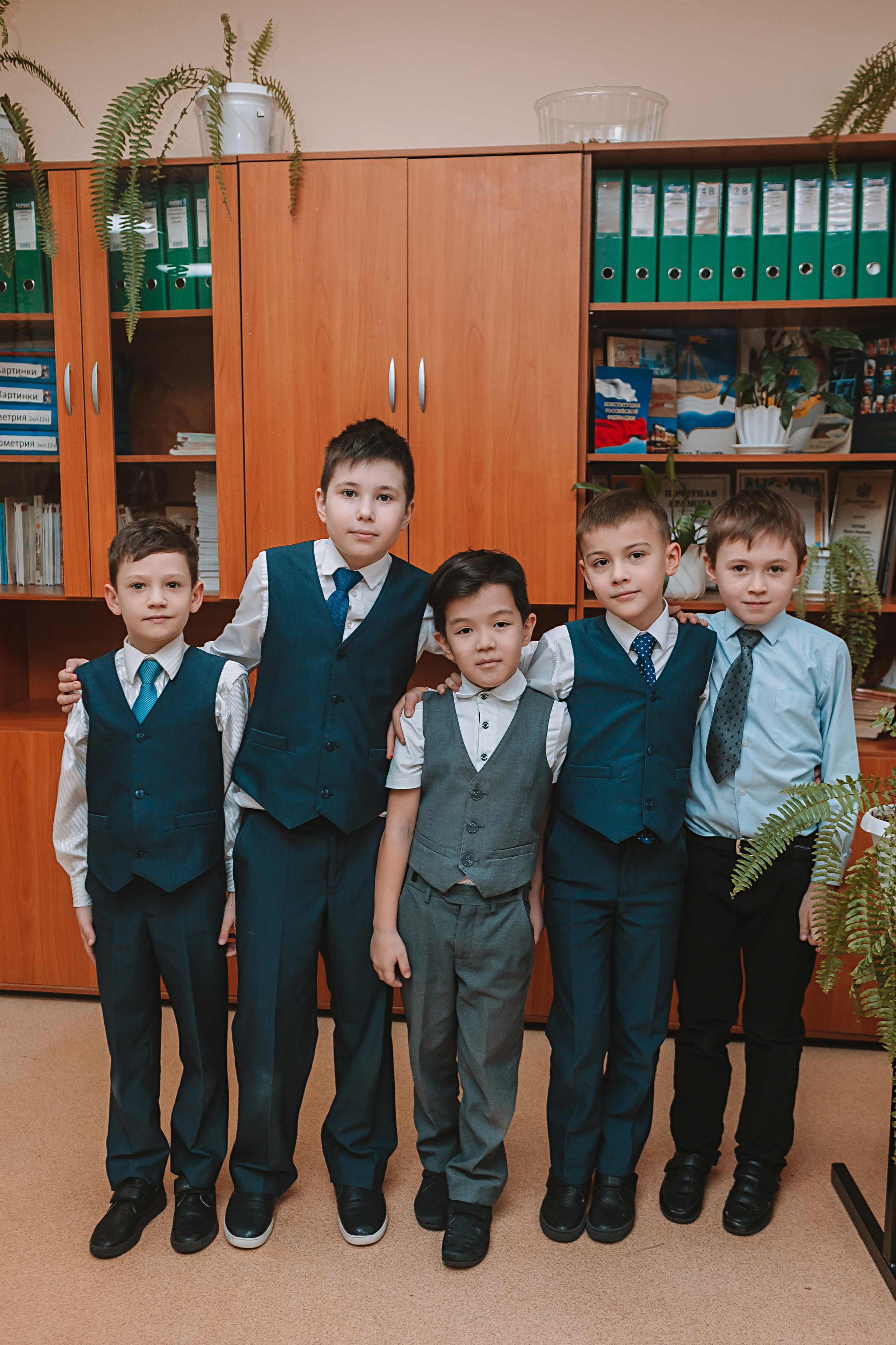 2 класс в школе. Семейный фотограф Тюмень, фотограф на роды Салмина Мария