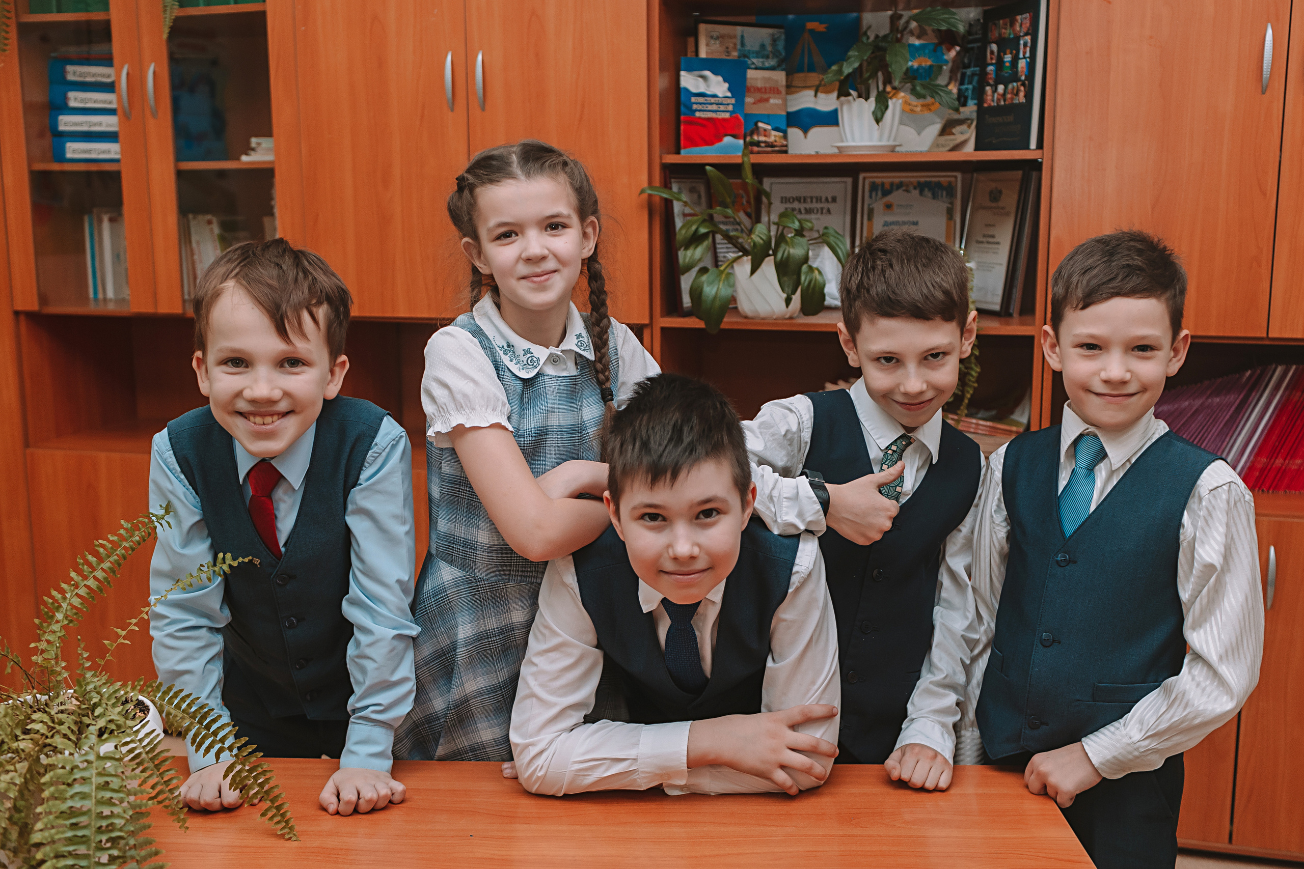 2 класс в школе. Семейный фотограф Тюмень, фотограф на роды Салмина Мария