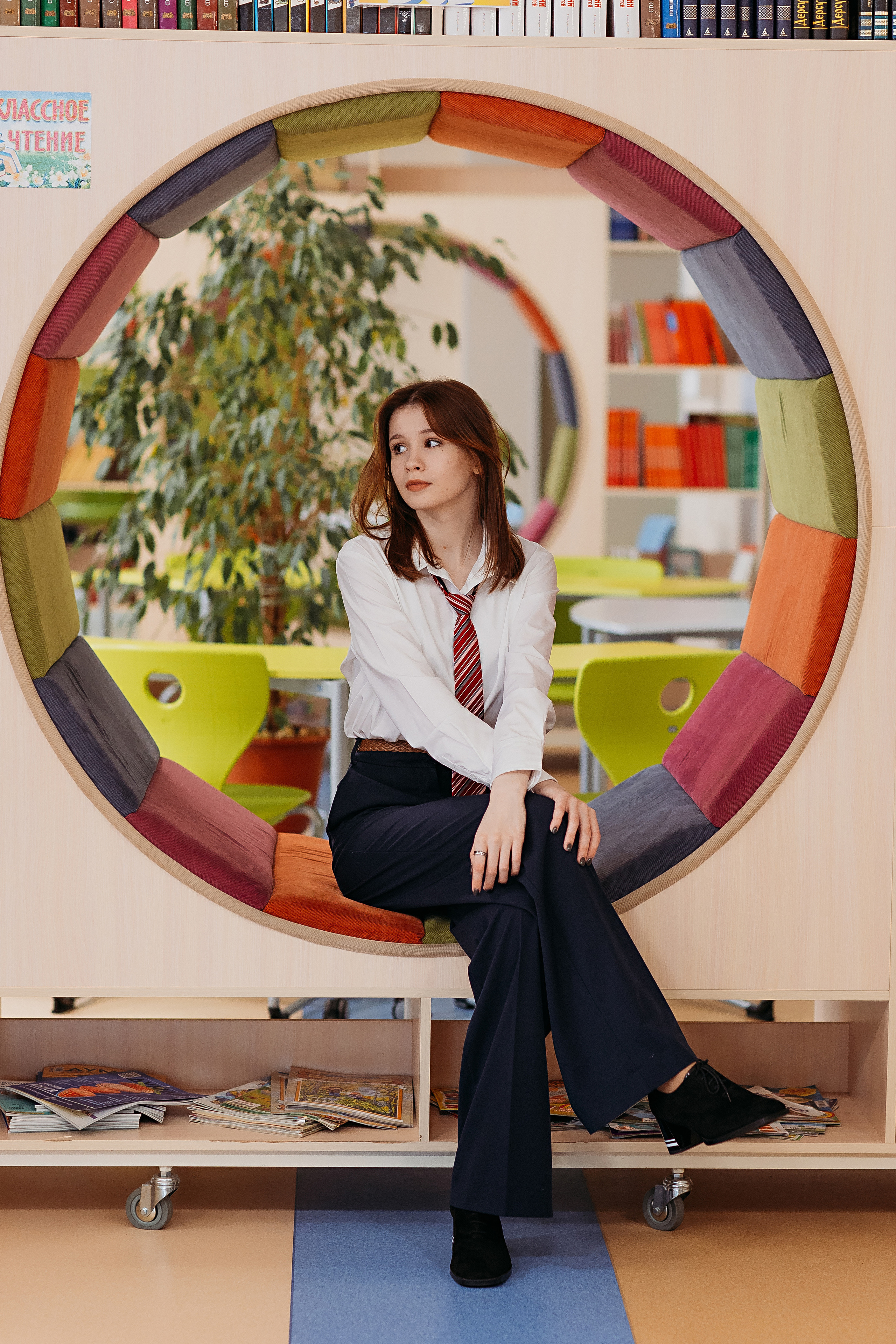 8 класс в библиотеке. Семейный фотограф Тюмень, фотограф на роды Салмина Мария